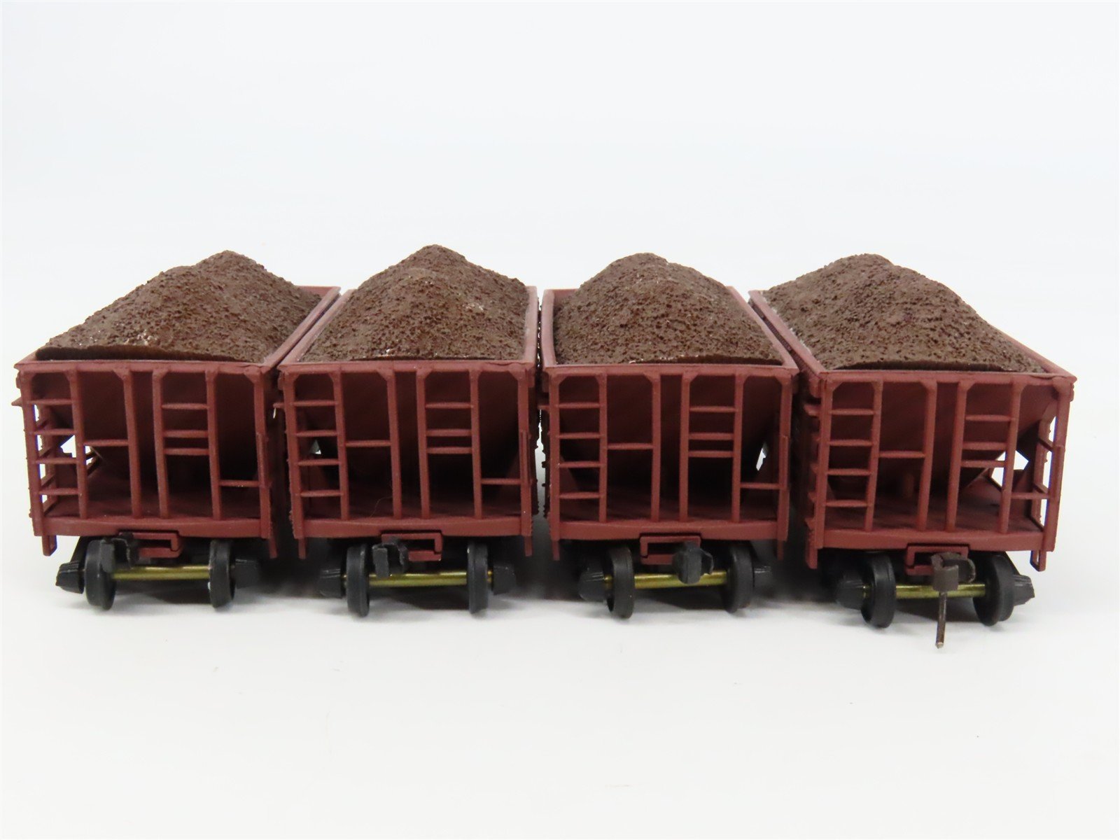 HO Scale Walthers 932-4402 GN Great Northern Ore Cars 4-Pack w/ Custom Load