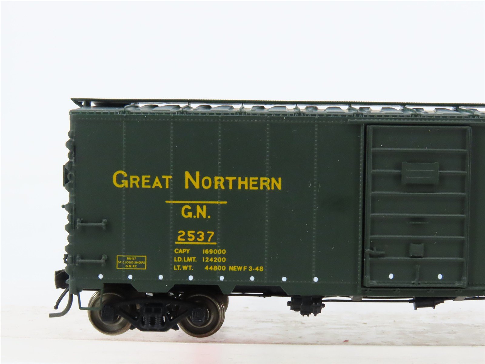 HO Scale InterMountain 46010-18 GN Great Northern Express 40' Box Car #2537