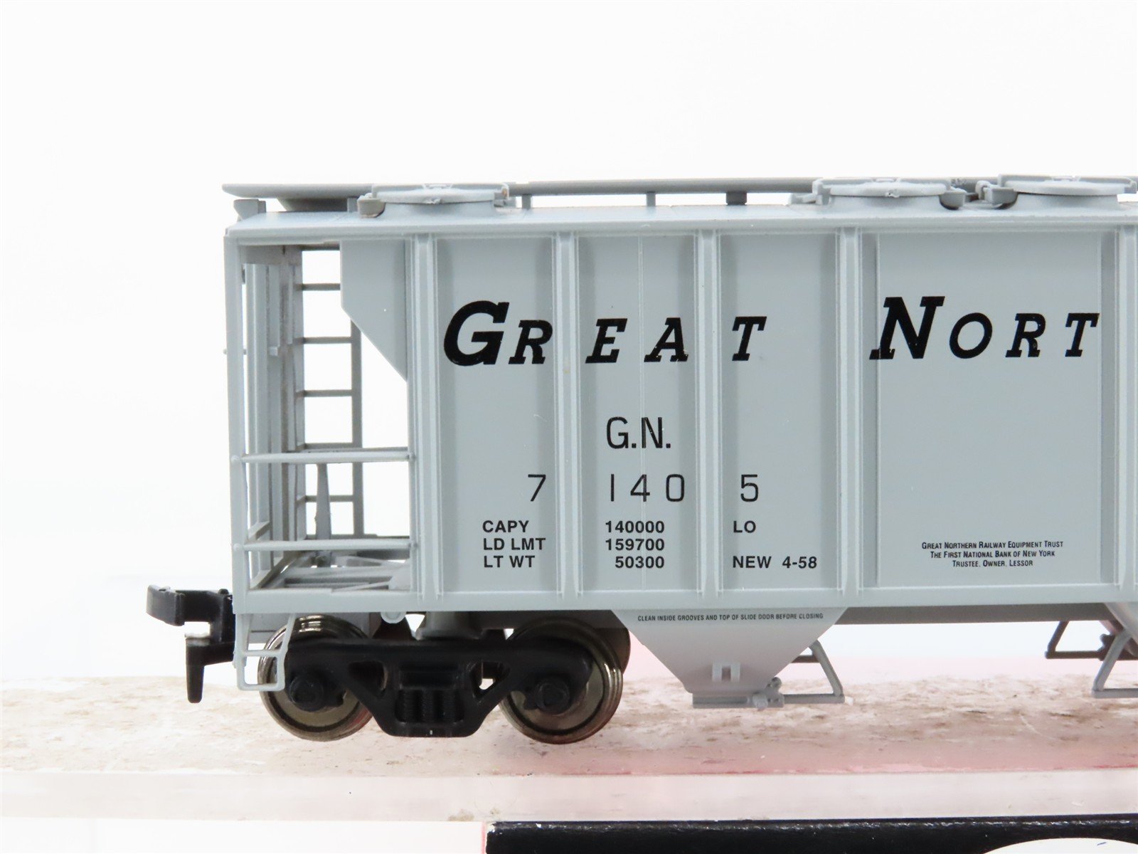HO Scale Atlas 1819 GN Great Northern 2-Bay PS-2 Covered Hopper #71405