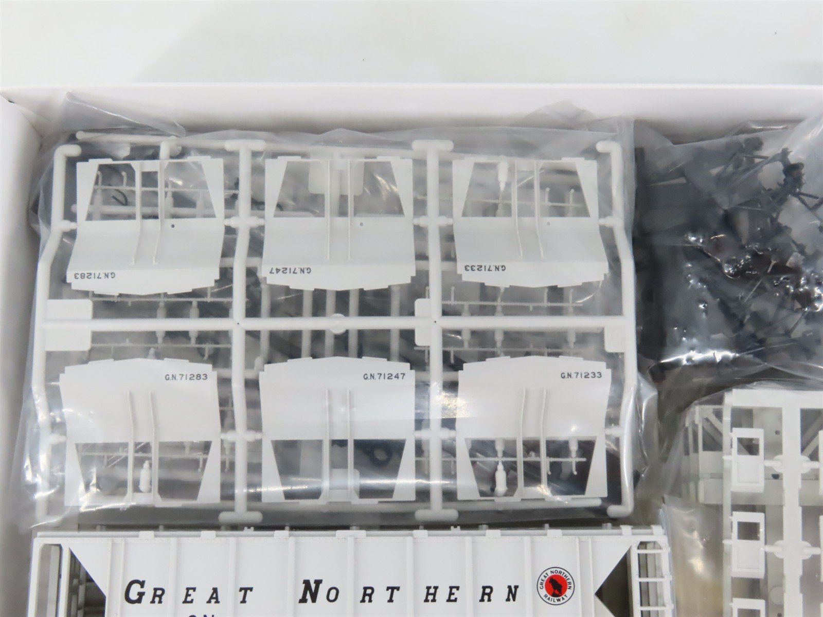 HO Scale Kato 38-0203 GN Great Northern AC&F 70t Covered Hopper 3-Car Kit