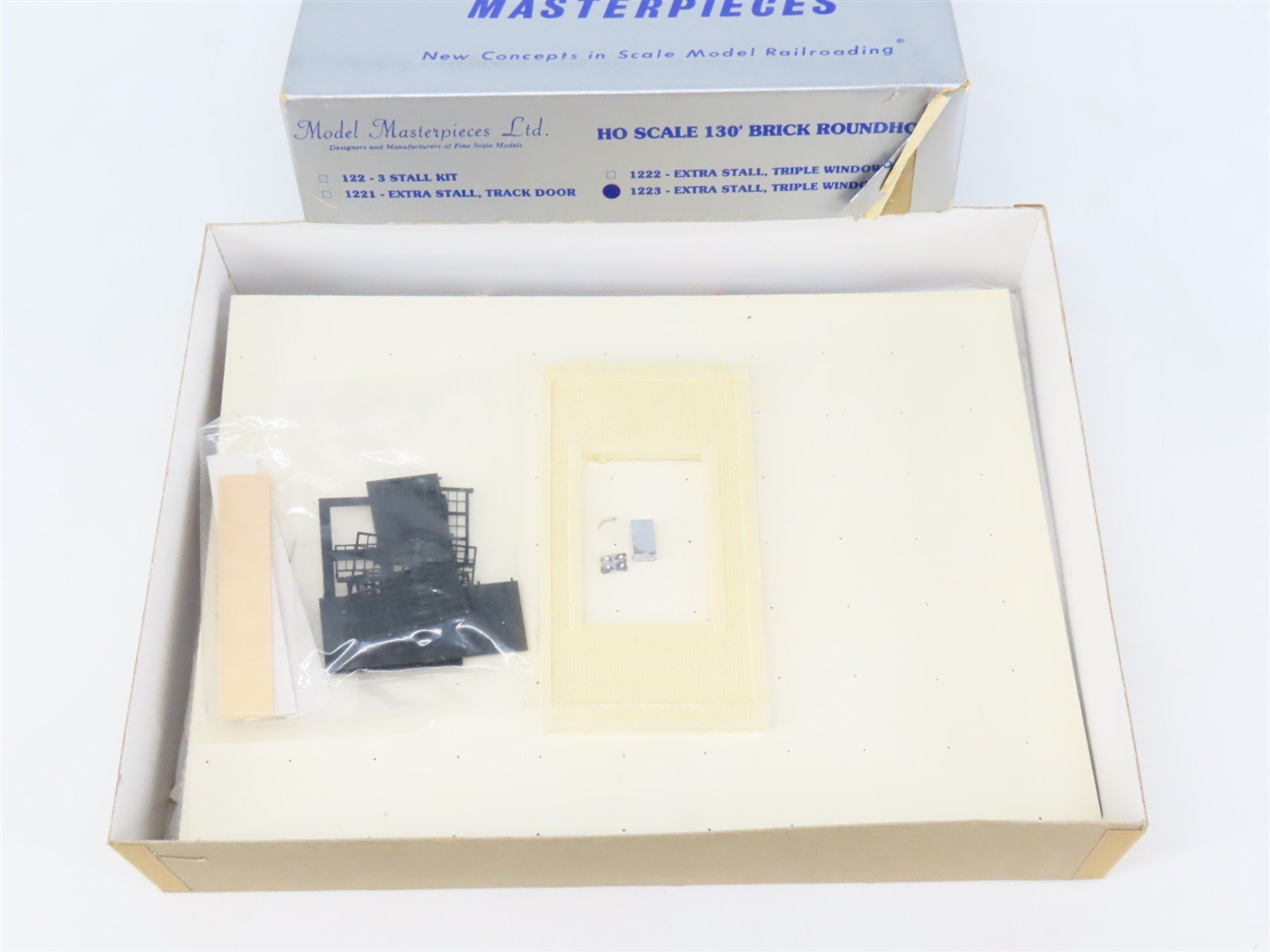 HO Model Masterpieces 1223 130' Brick Extra Stall Triple Window Building Kit