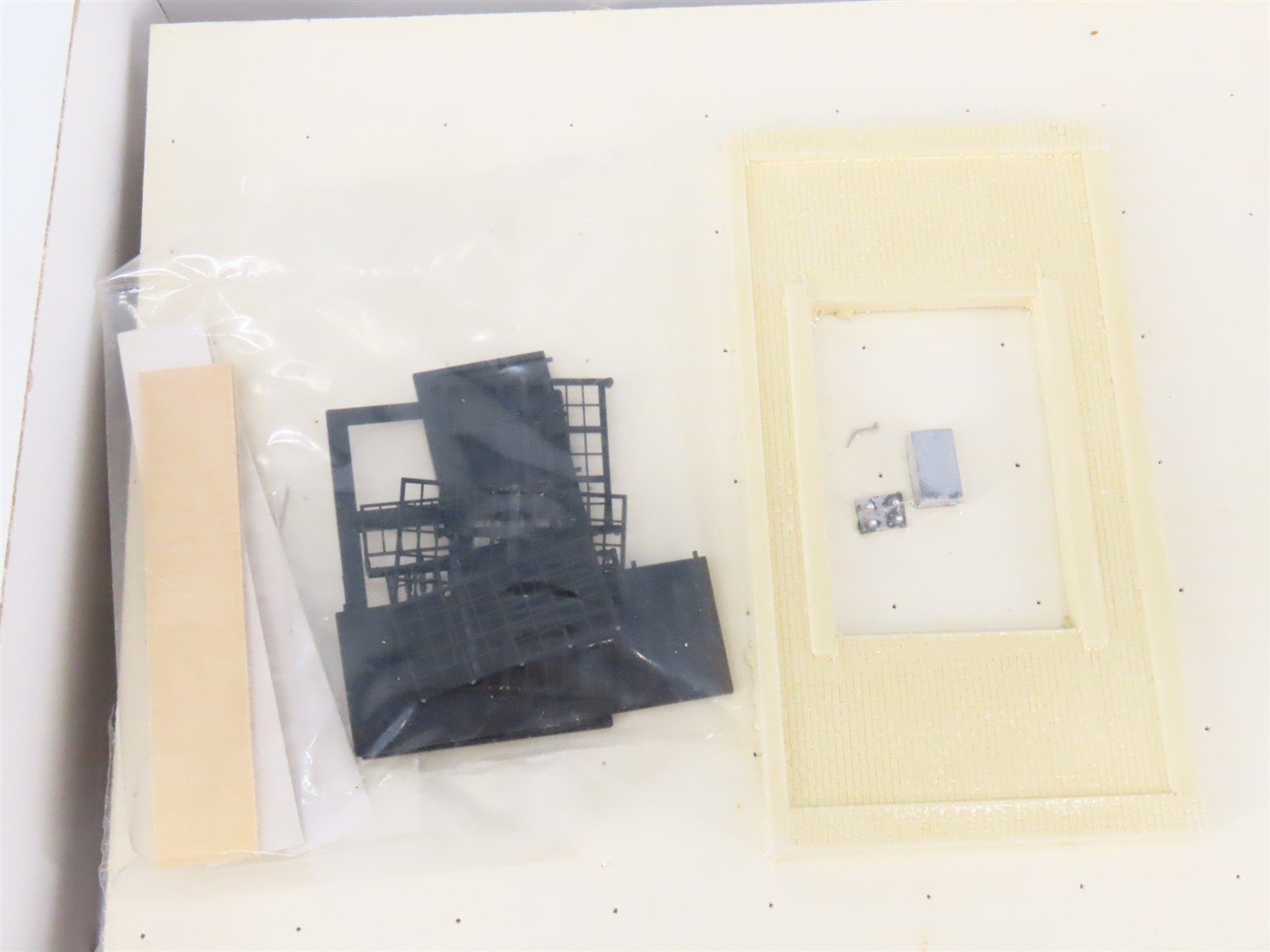 HO Model Masterpieces 1223 130' Brick Extra Stall Triple Window Building Kit