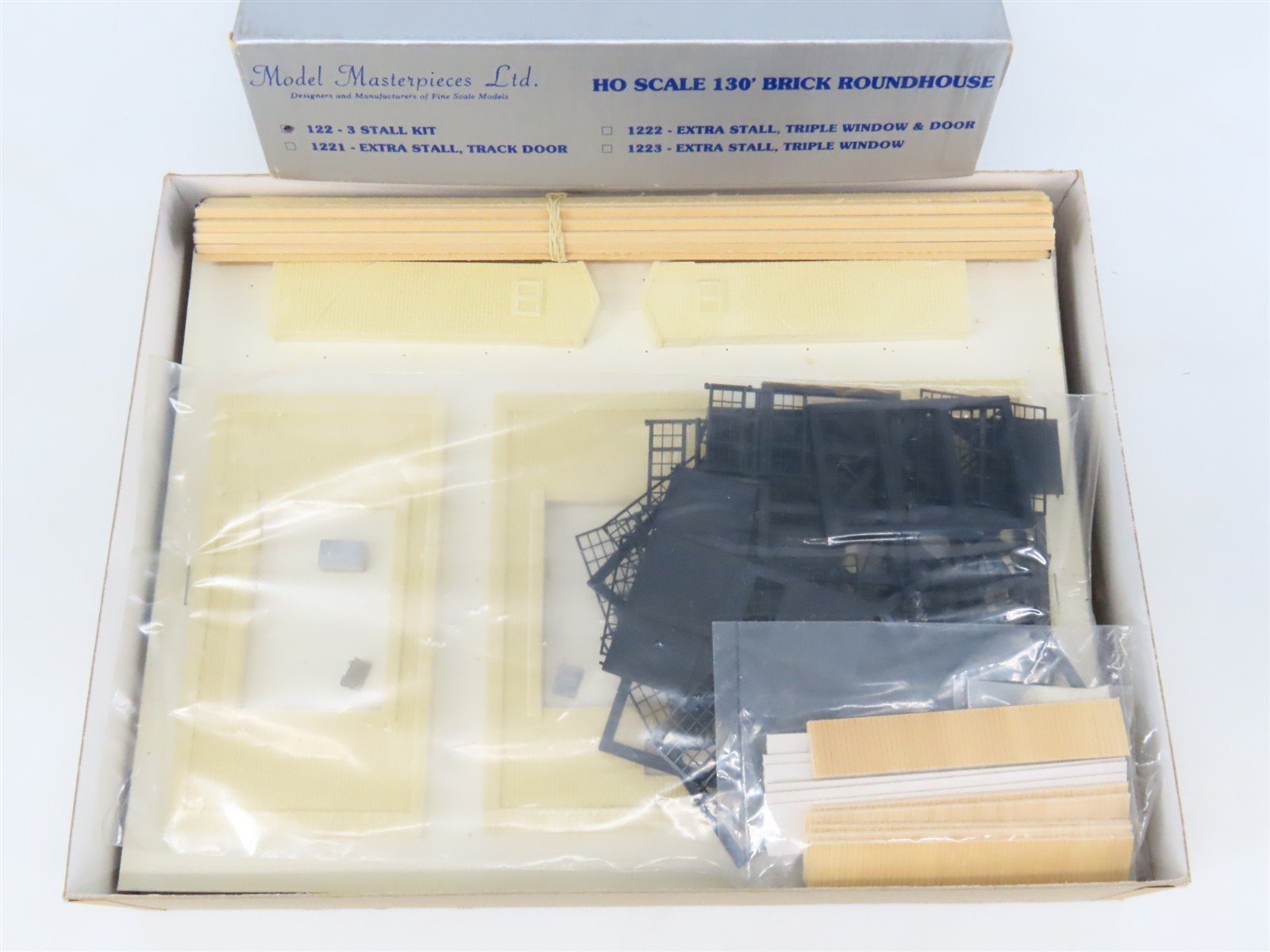 HO Scale Model Masterpieces 122-3 130' Brick 3-Stall Roundhouse Building Kit