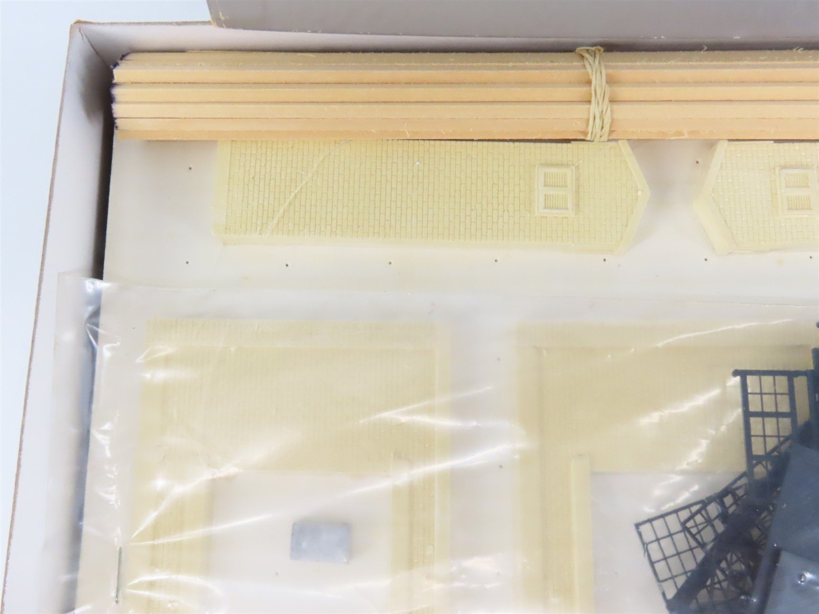 HO Scale Model Masterpieces 122-3 130' Brick 3-Stall Roundhouse Building Kit