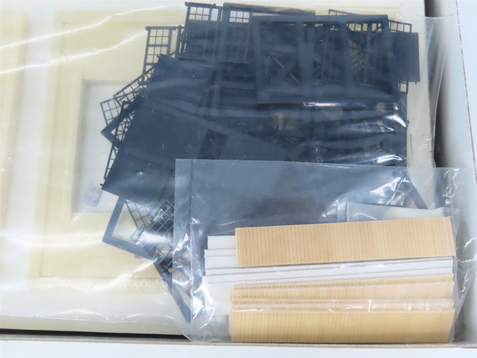 HO Scale Model Masterpieces 122-3 130' Brick 3-Stall Roundhouse Building Kit