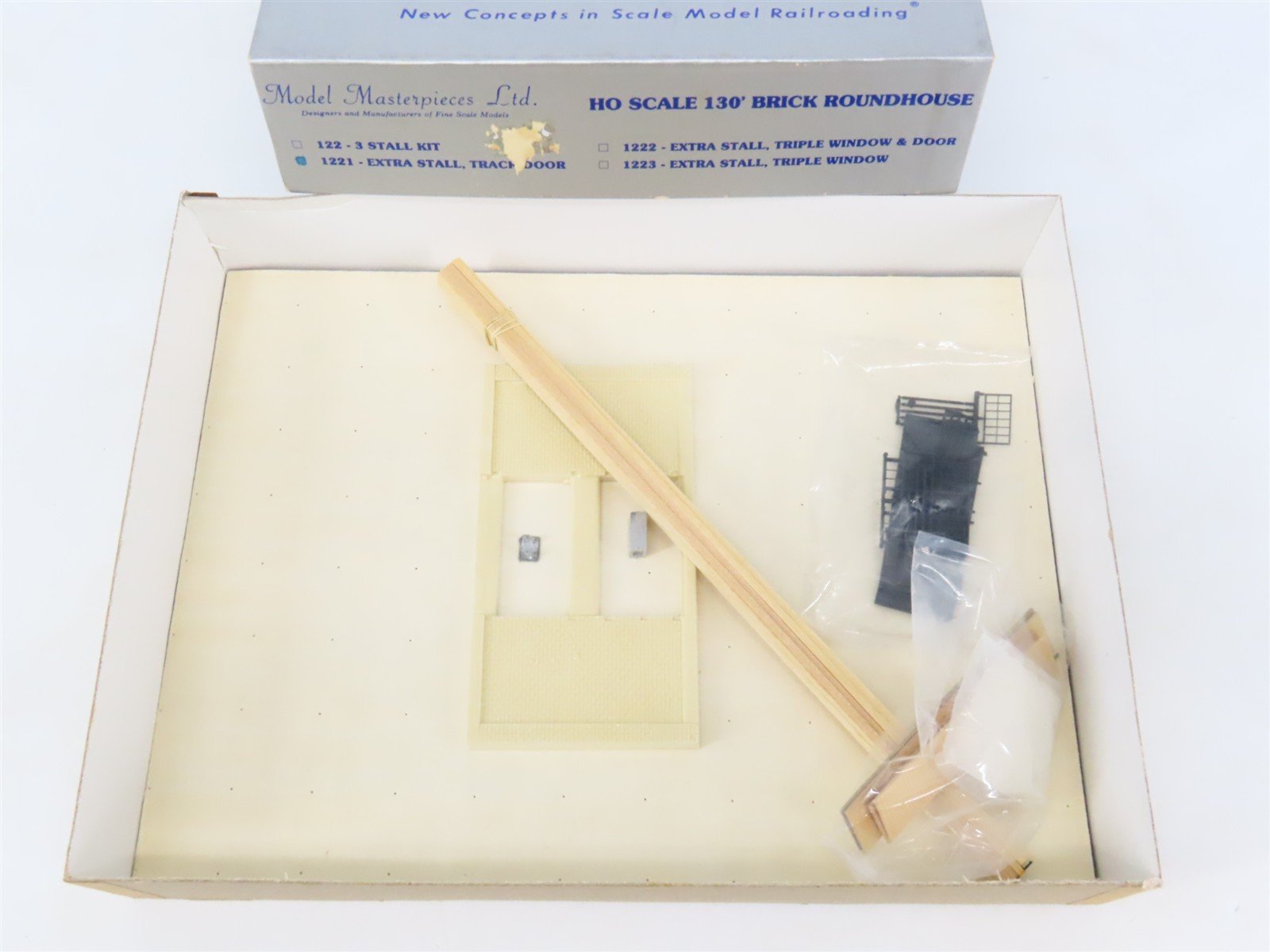 HO Scale Model Masterpieces 1221 130' Brick Extra Stall Track Door Building Kit