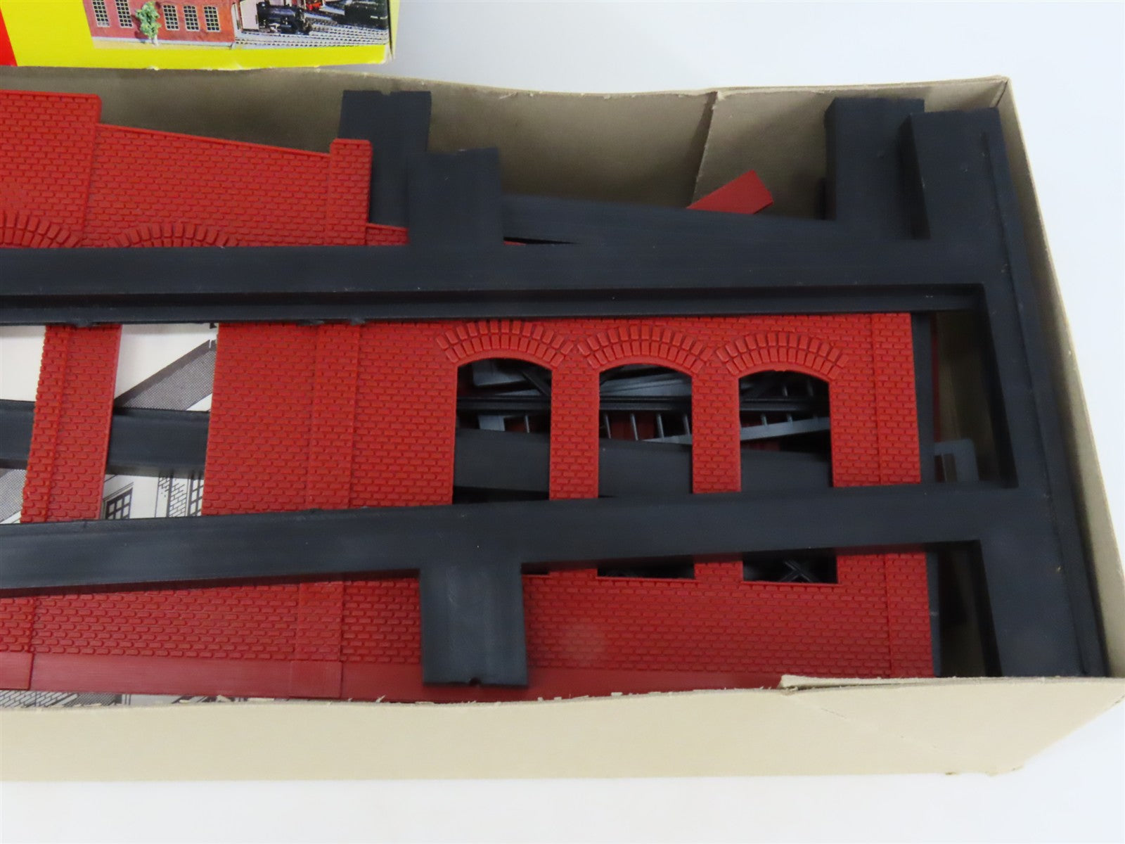 HO Heljan B802 Northumberland, PA Steam Locomotive Roundhouse Building Kit