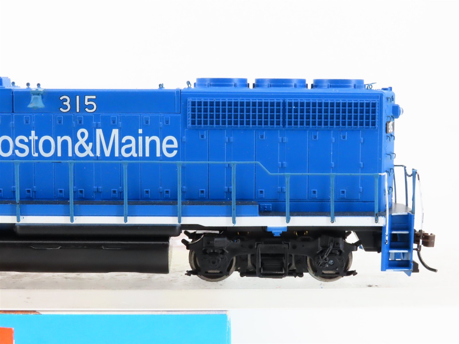 HO Scale Athearn 4435 B&M Boston & Maine EMD GP40-2 Diesel Locomotive #315