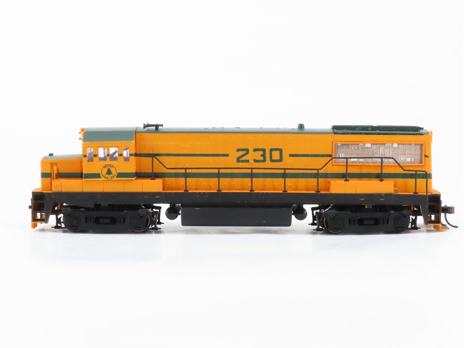 HO Scale Stewart/KATO MEC Maine Central "Pine Tree" GE U25B Diesel #230