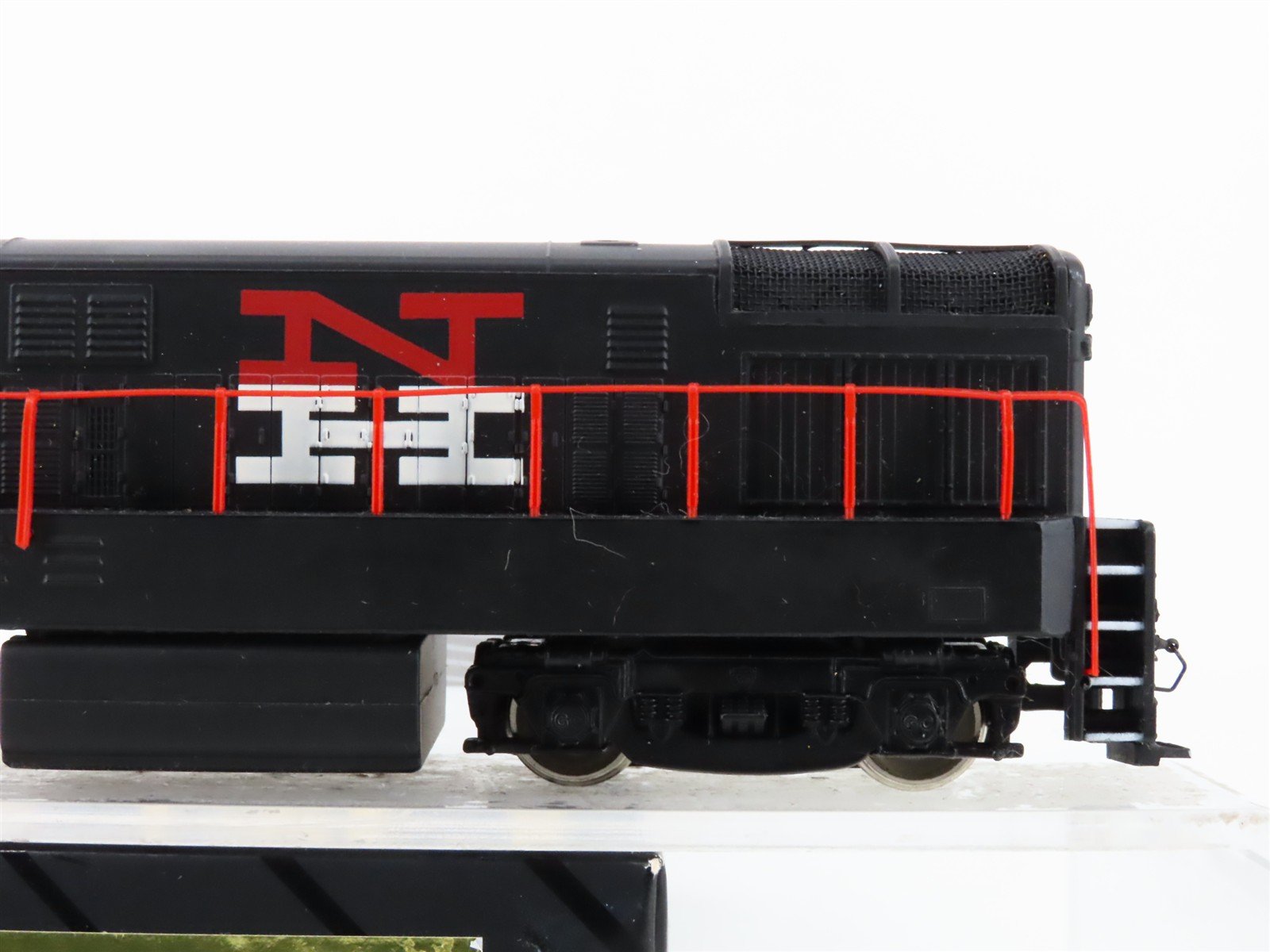 HO Bachmann Spectrum 81215 NH New Haven FM H16-44 Baby Trainmaster Diesel #1604