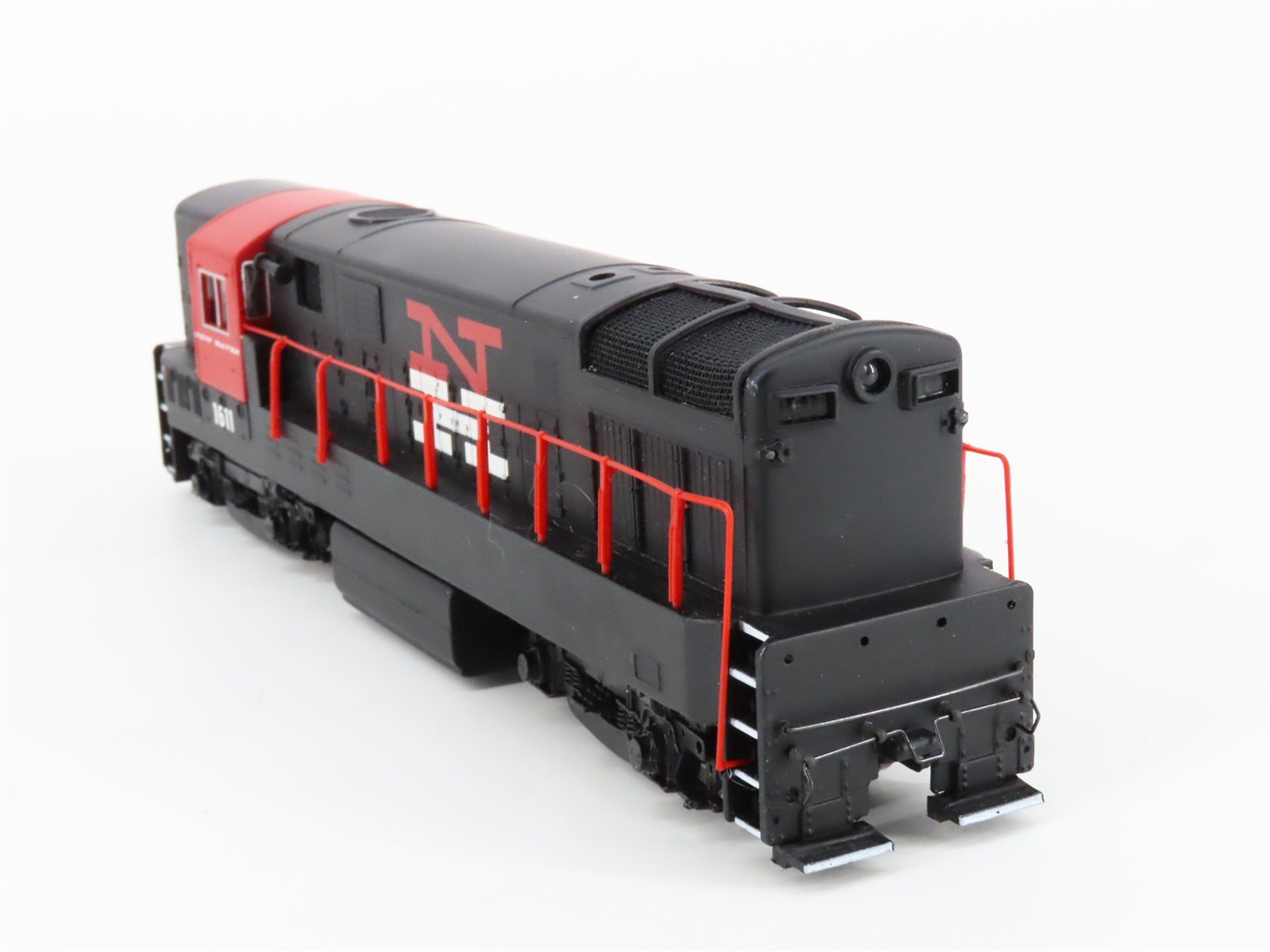 HO Bachmann Spectrum 81215 NH New Haven FM H16-44 Baby Trainmaster Diesel #1604
