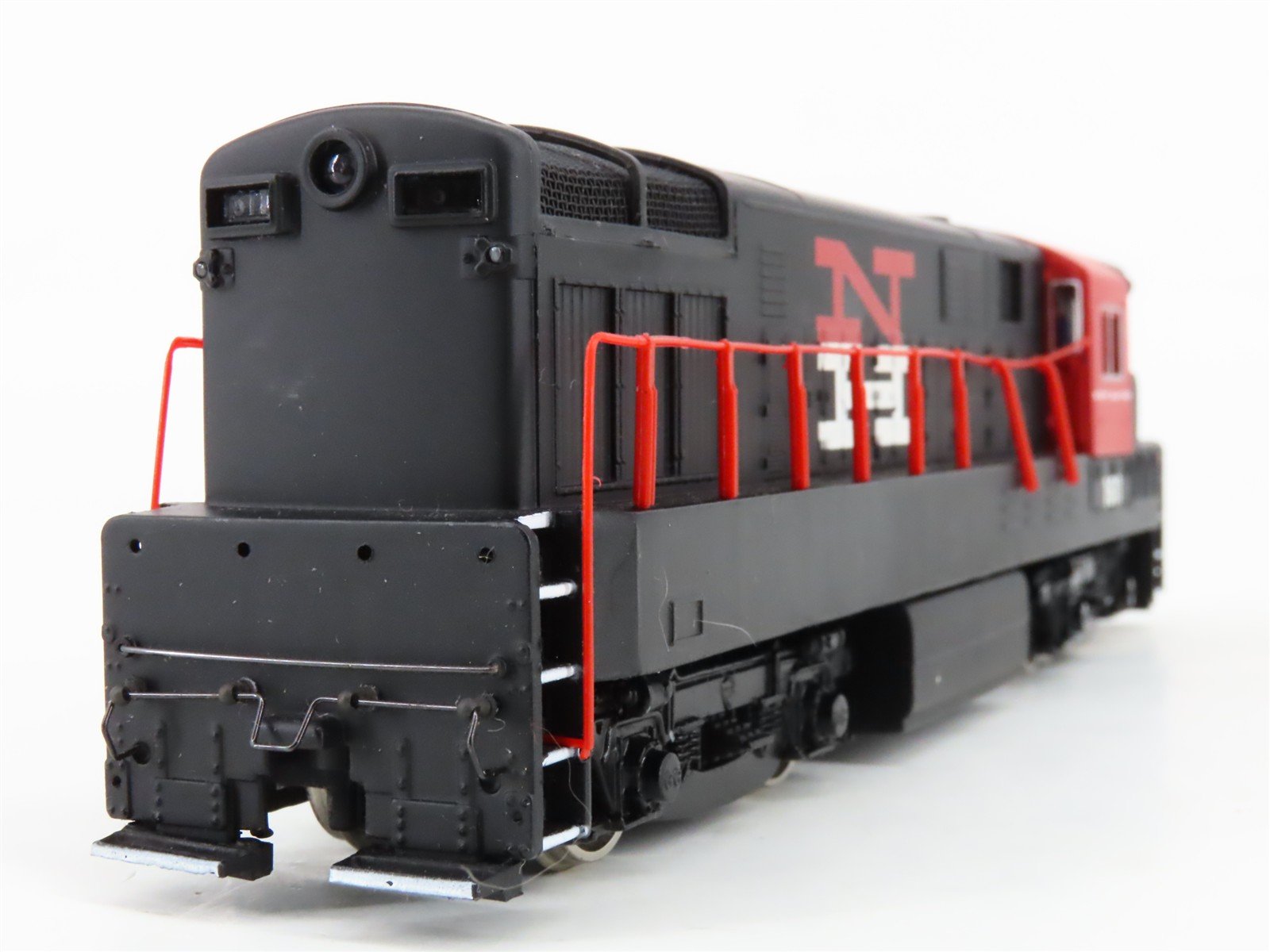 HO Bachmann Spectrum 81215 NH New Haven FM H16-44 Baby Trainmaster Diesel #1604