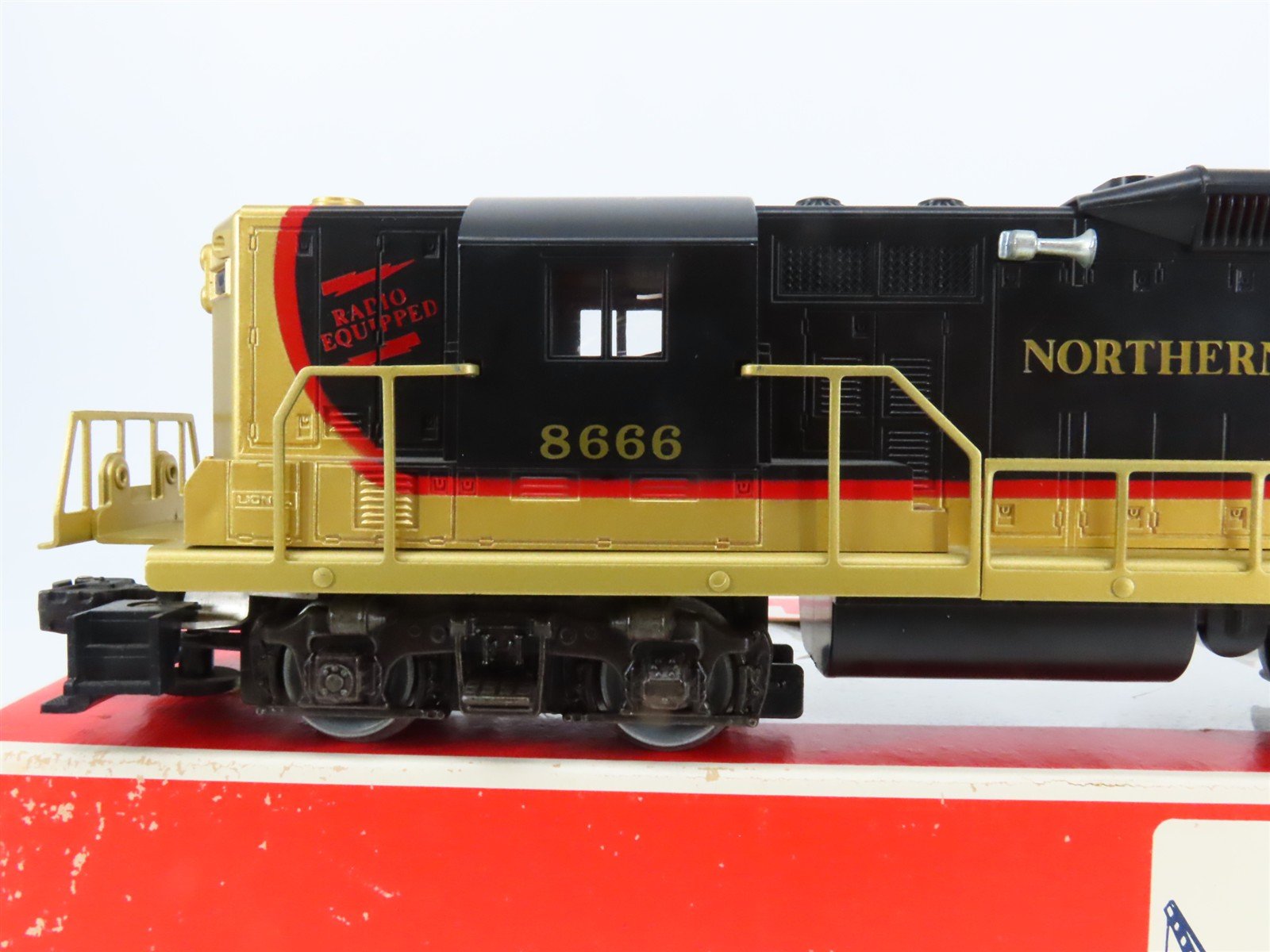 O27 Gauge 3-Rail Lionel 6-8666 NP Northern Pacific EMD GP9 Diesel #8666