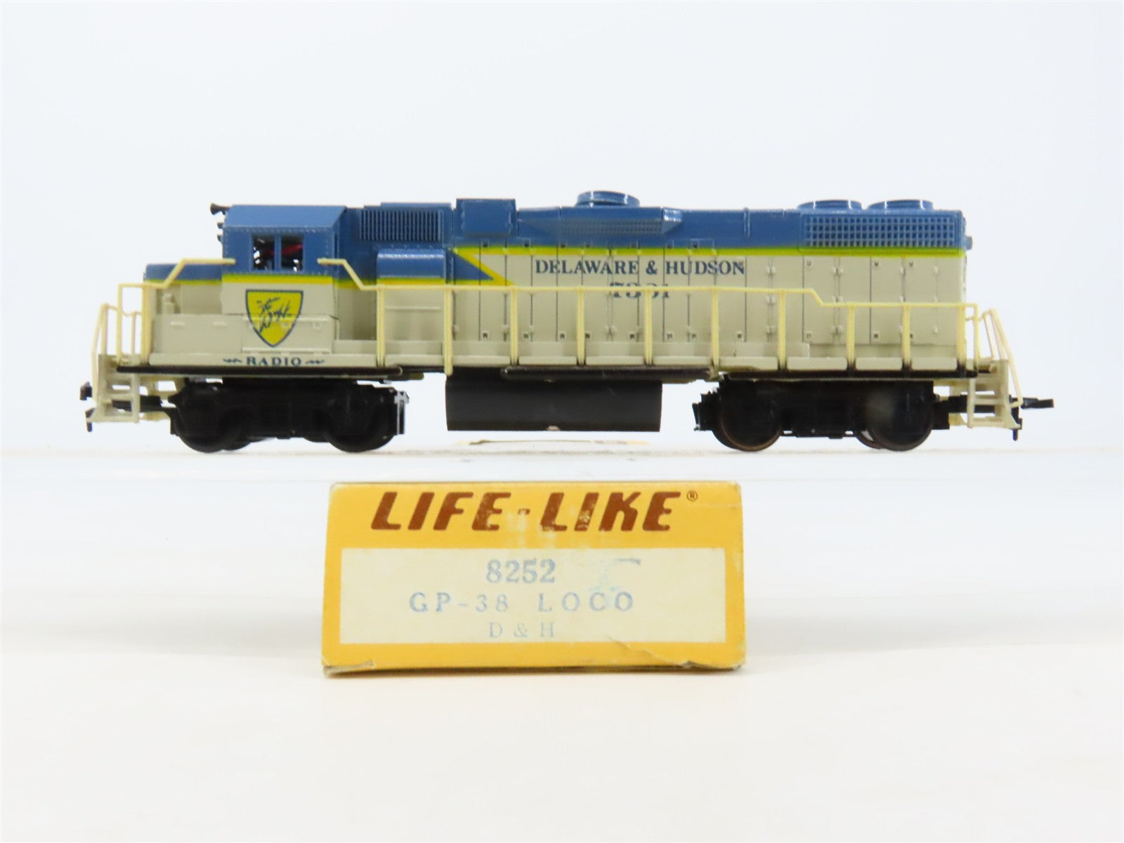 HO Scale Life-Like 8252 D&H Delaware & Hudson GP38 Diesel Locomotive #7301