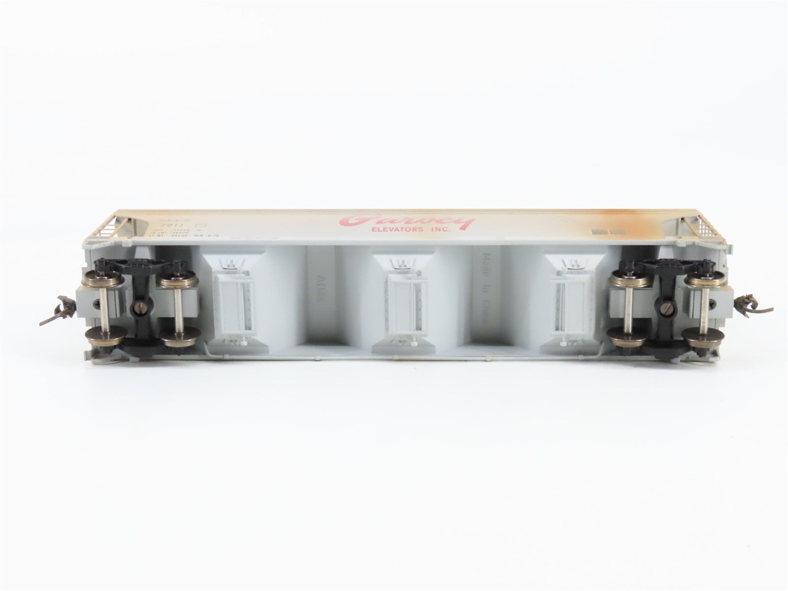 HO Scale Atlas 1456-2 GELX Garvey Elevators 3-Bay Covered Hopper 7911 Weathered