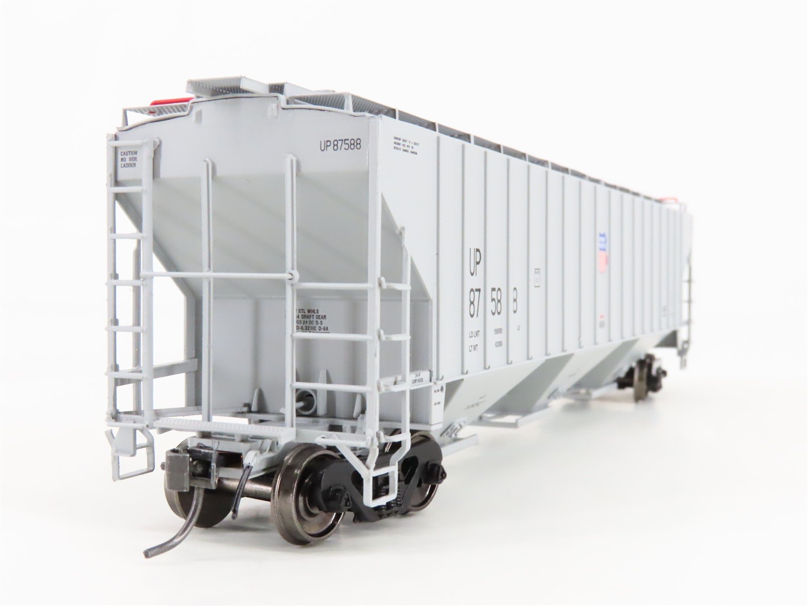 HO Scale InterMountain 45371-20 UP Union Pacific 3-Bay Covered Hopper 87588 RTR