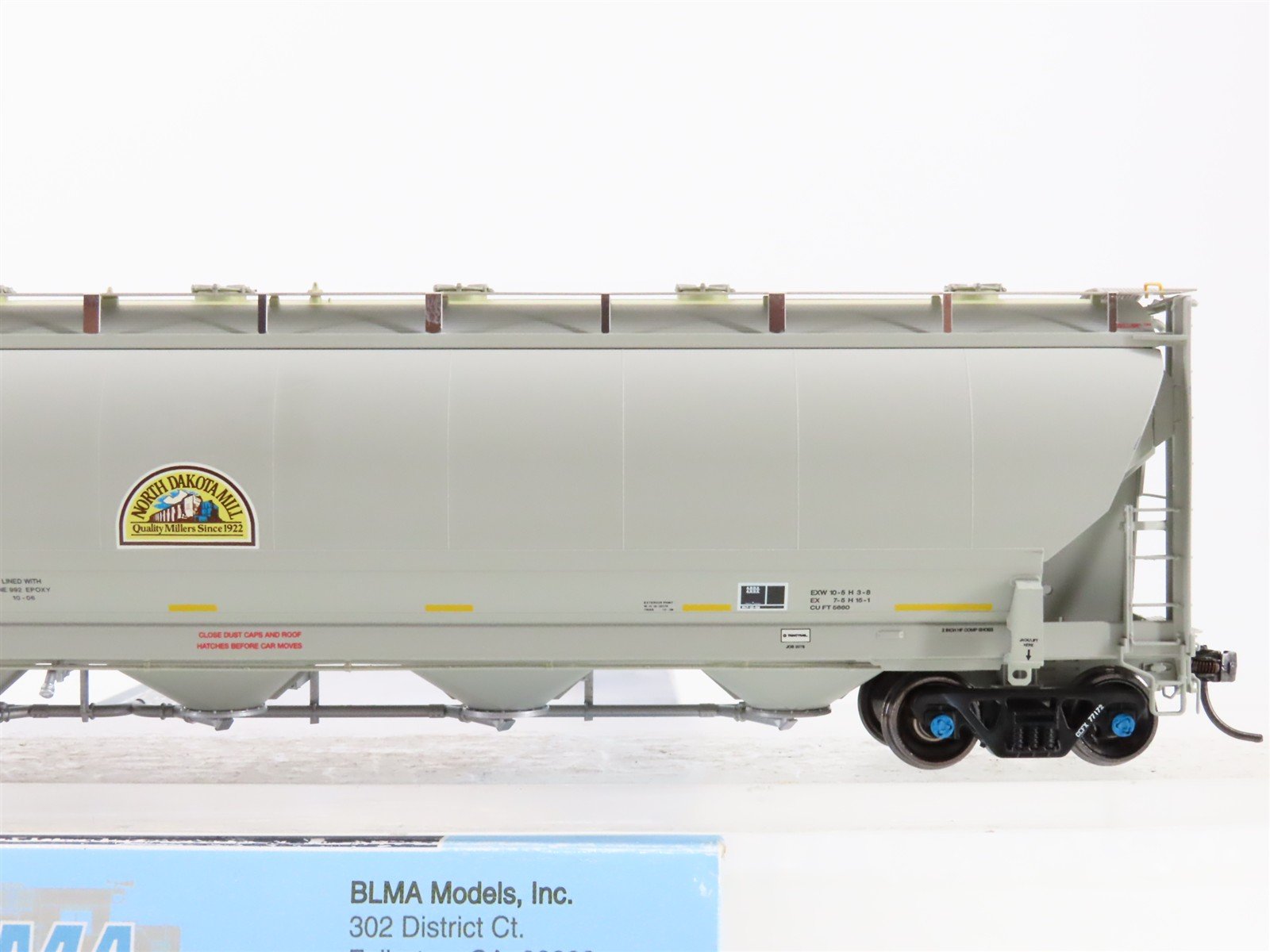 HO Scale BLMA Models 54016 CEFX North Dakota Mill - CEFX Hopper 77172 RTR