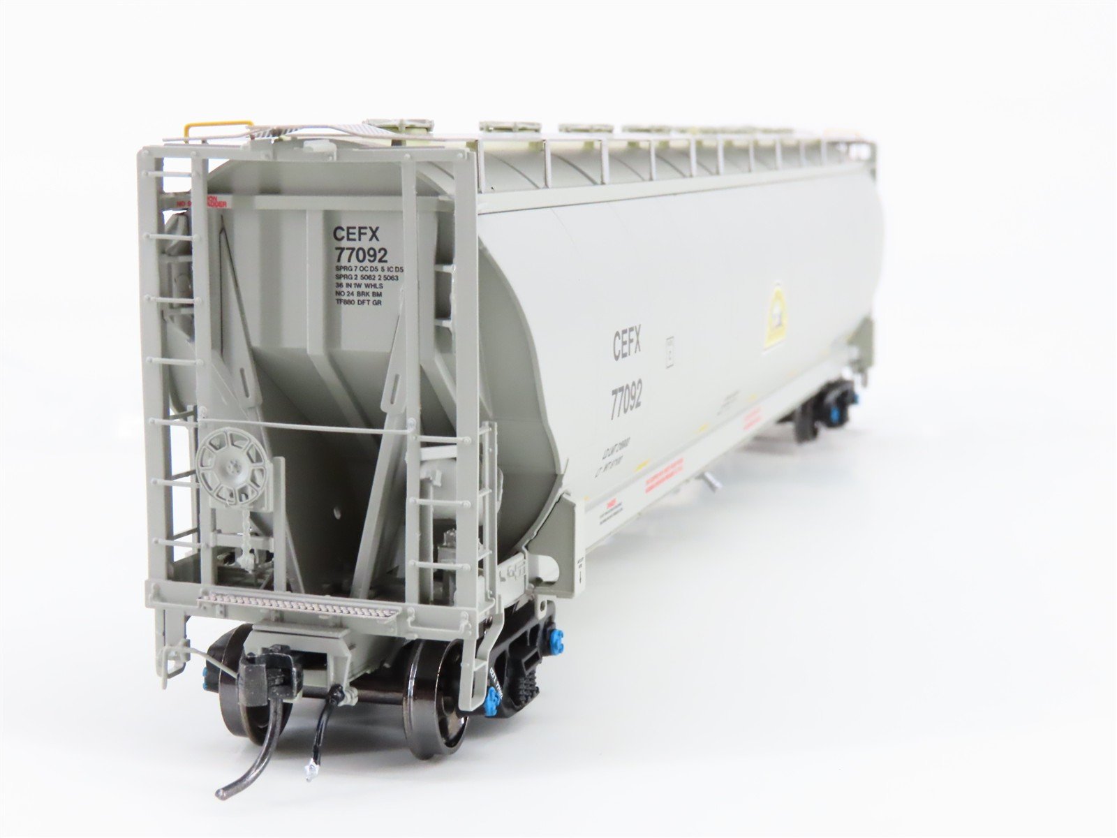 HO Scale BLMA Models 54014 CEFX North Dakota Mill - CEFX Hopper 77092 RTR