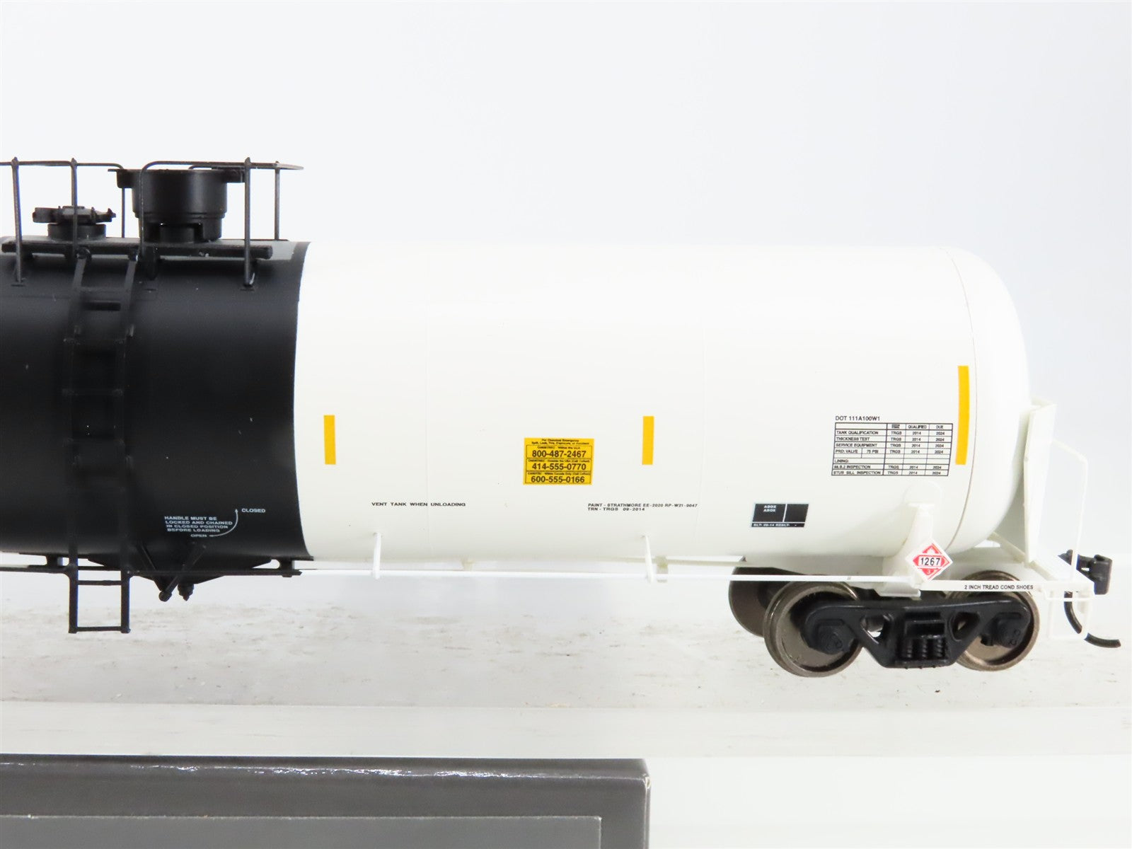 HO Scale Walthers 920-100704 DPRX PBF Holding Co. 55' 30,145-Gal Tank Car RTR