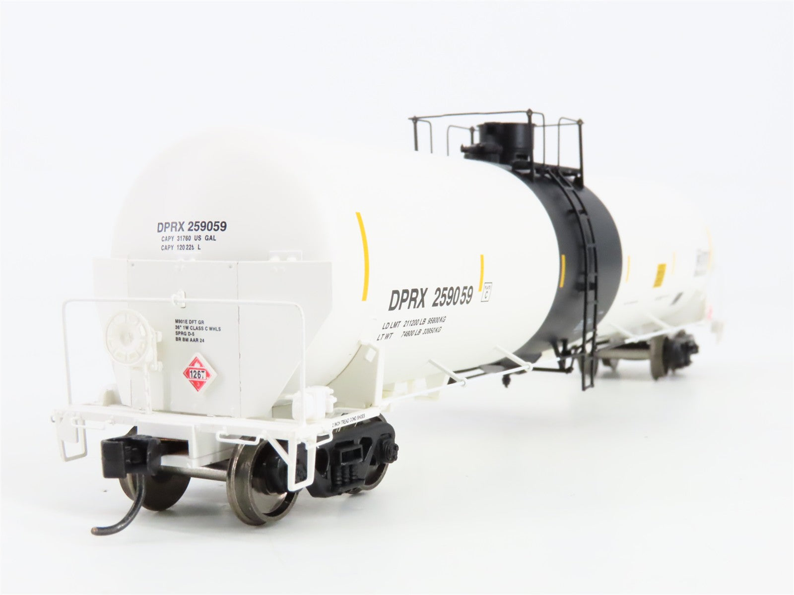 HO Scale Walthers 920-100704 DPRX PBF Holding Co. 55' 30,145-Gal Tank Car RTR