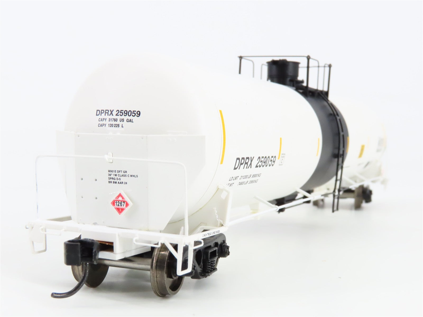 HO Scale Walthers 920-100704 DPRX PBF Holding Co. 55' 30,145-Gal Tank Car RTR
