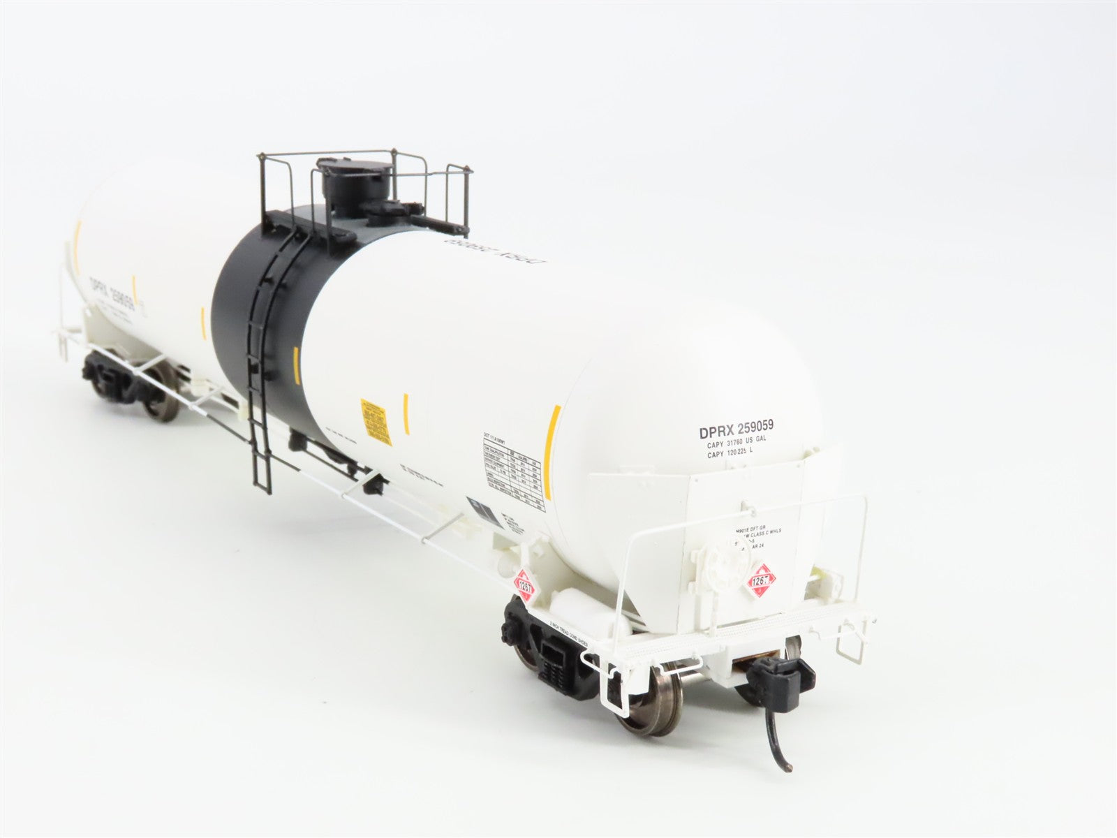 HO Scale Walthers 920-100704 DPRX PBF Holding Co. 55' 30,145-Gal Tank Car RTR