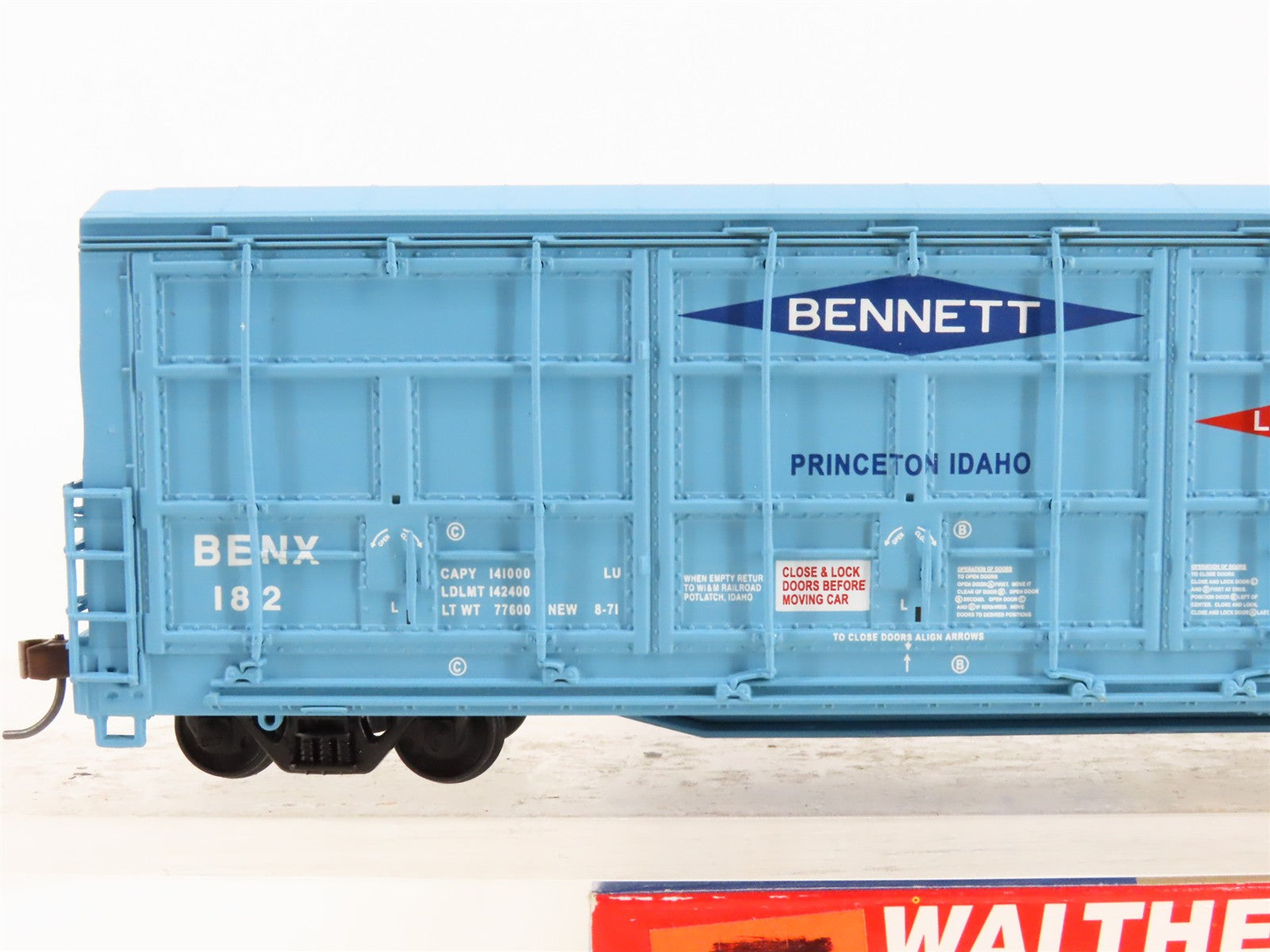 HO Scale Walthers 932-7022 BENX Bennett Lumber Thrall Door Box Car 182 RTR