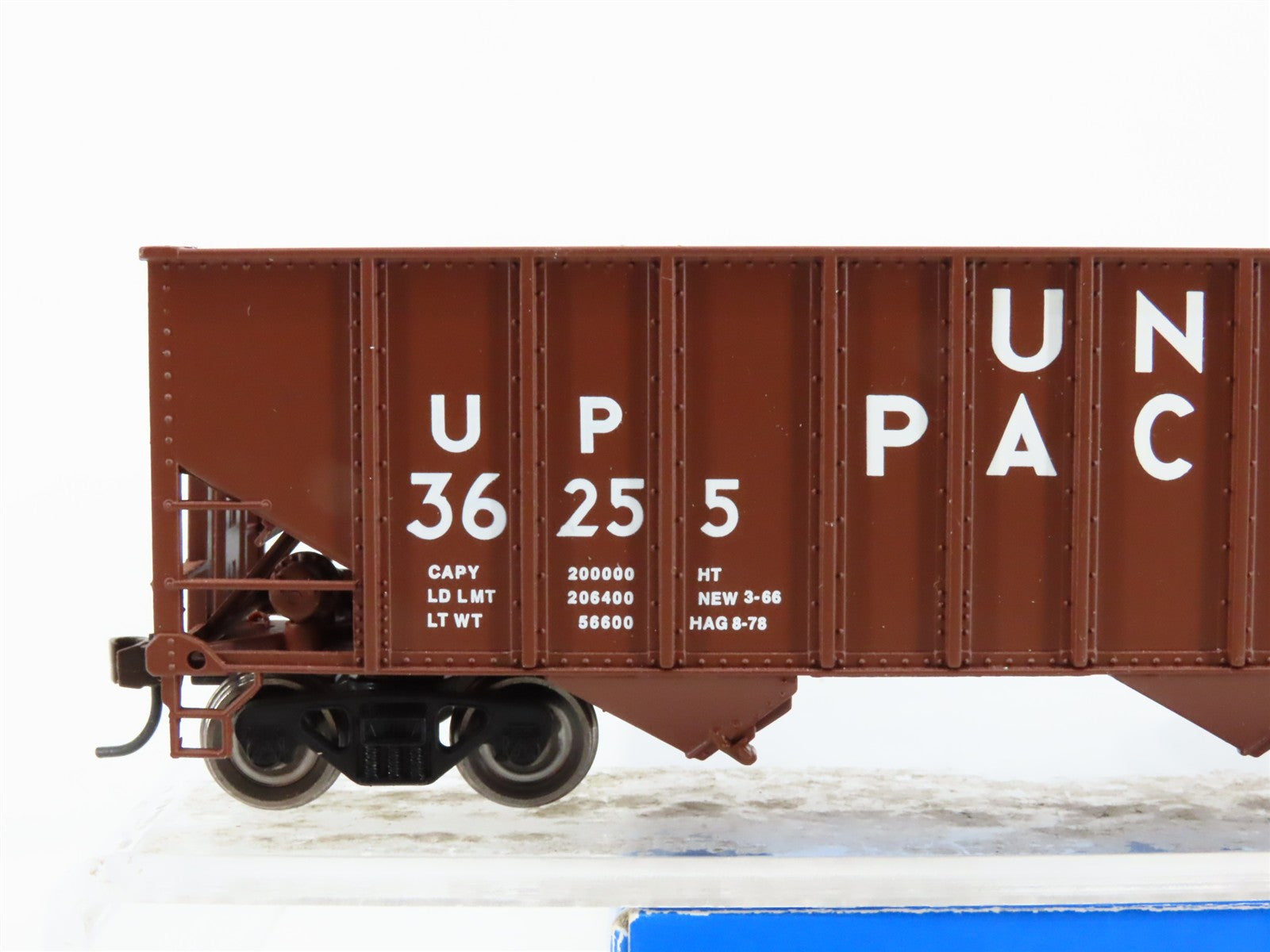HO Scale Bachmann 18702 UP Union Pacific 3-Bay Hopper 36255 RTR