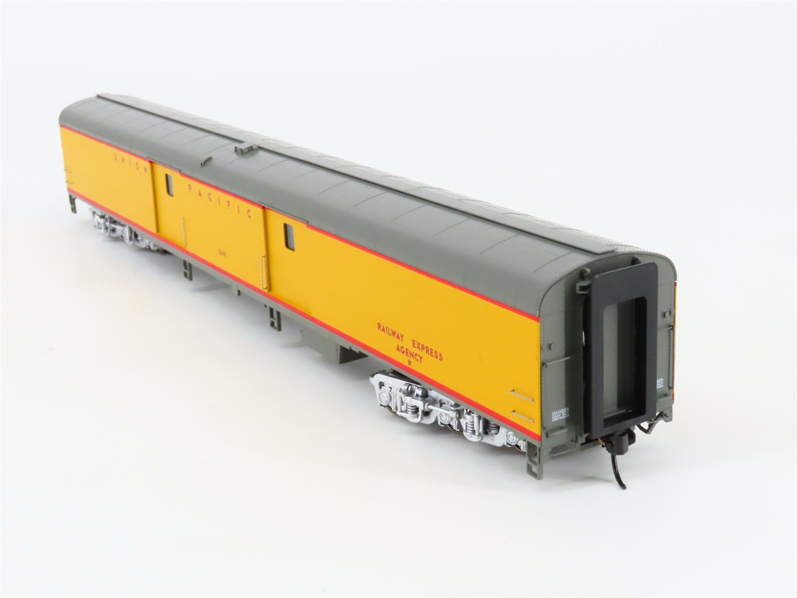 HO Scale Walthers Proto 920-9550 UP Union Pacific 85' Baggage Passenger #5651