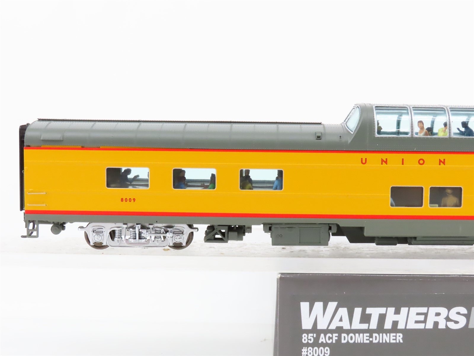 HO Scale Walthers Proto 920-9556 UP Union Pacific 85' Dome-Diner Passenger #8009