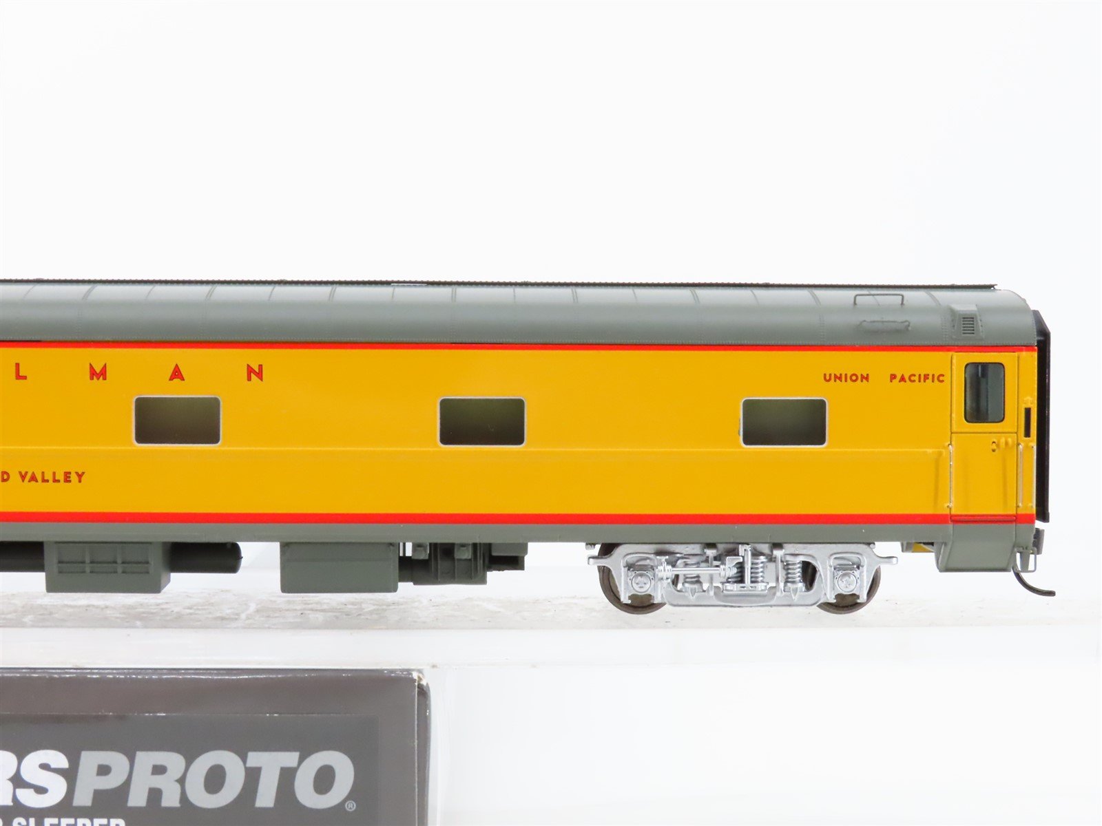 HO Walthers Proto 920-9558 UP Union Pacific 85' Sleeper Passenger Placid Valley