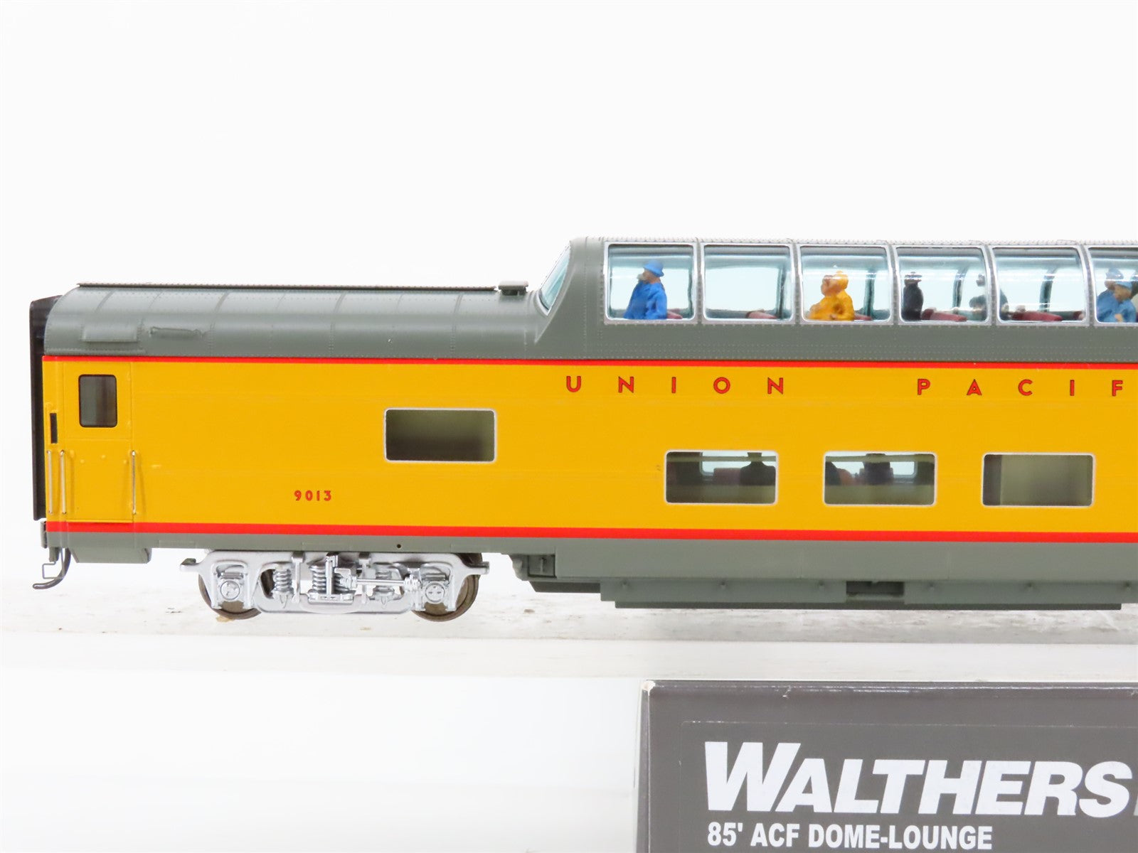 HO Scale Walthers Proto 920-9557 UP Union Pacific 85' Dome-Lounge Passenger 9013