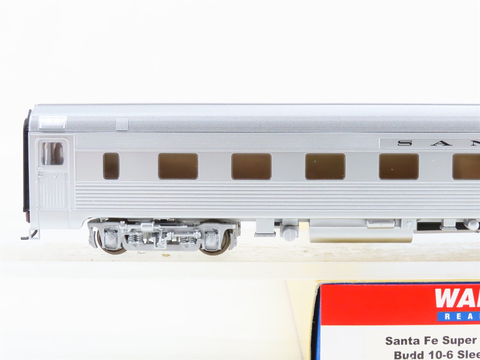HO Scale Walthers 932-9001 ATSF Santa Fe Super Chief 10-6 Sleeper Passenger Car