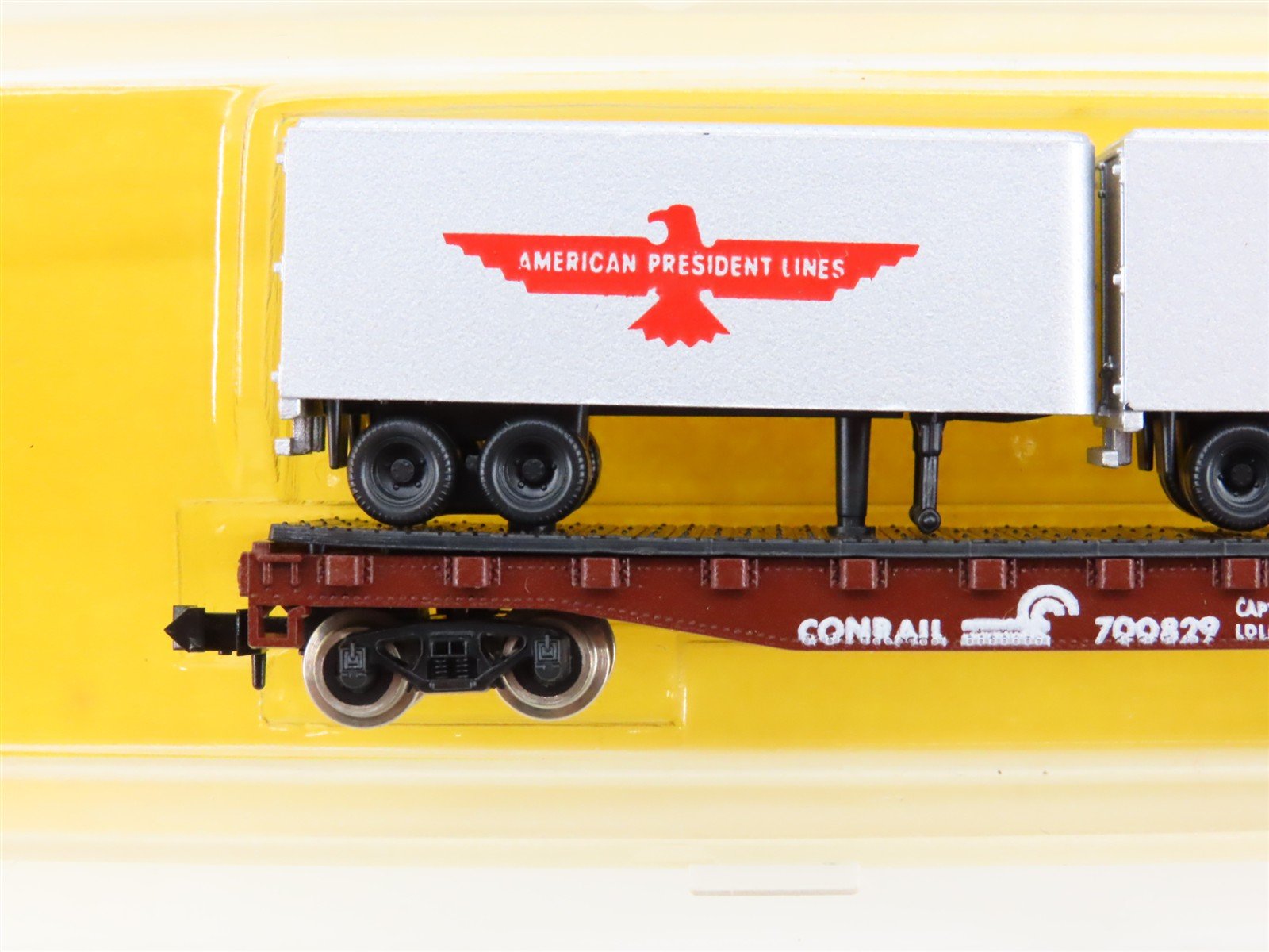 N Scale Atlas 3753 CR Conrail Flatcar #700829 w/2 American President Trailers