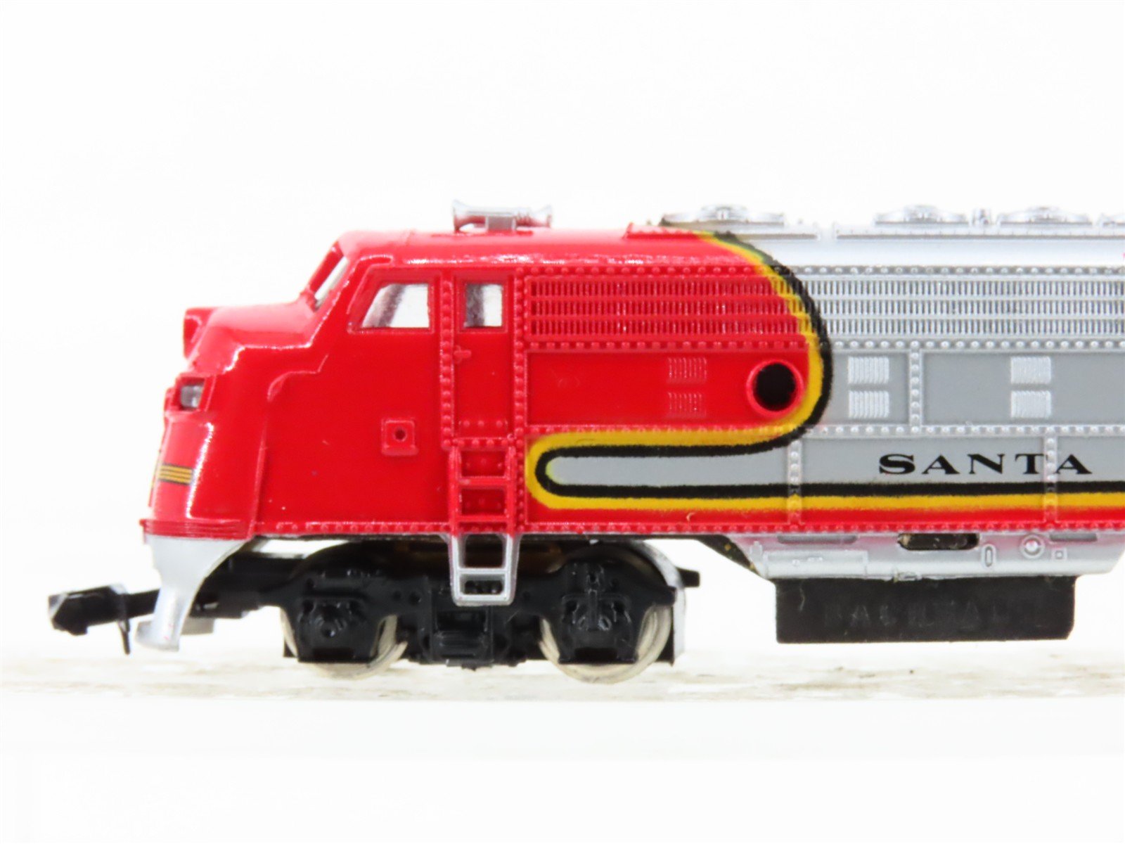 N Scale Bachmann ATSF Santa Fe F7A Diesel Locomotive #215 w/ Caboose