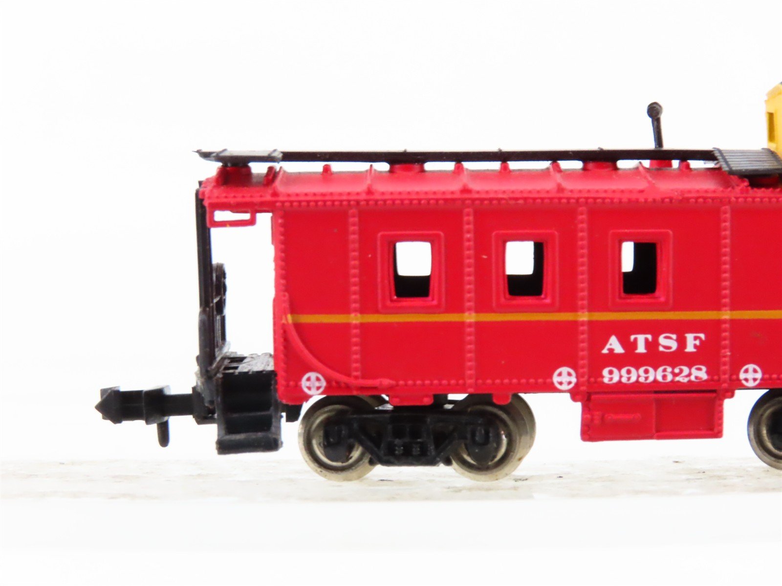 N Scale Bachmann ATSF Santa Fe F7A Diesel Locomotive #215 w/ Caboose