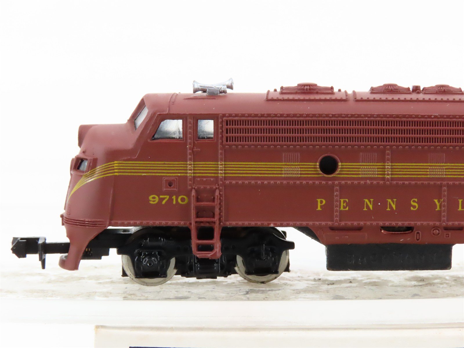 N Scale Bachmann PRR Pennsylvania F7A Diesel Locomotive #9710 w/ Caboose
