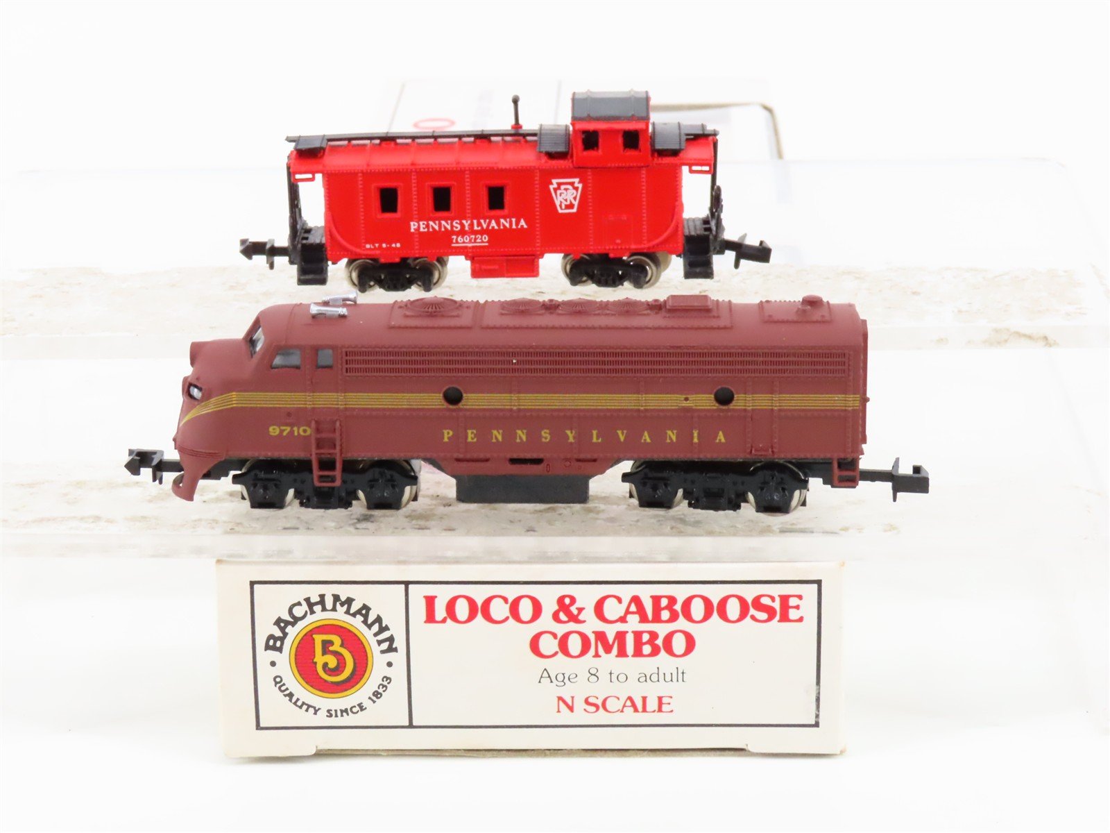 N Scale Bachmann PRR Pennsylvania F7A Diesel Locomotive #9710 w/ Caboose