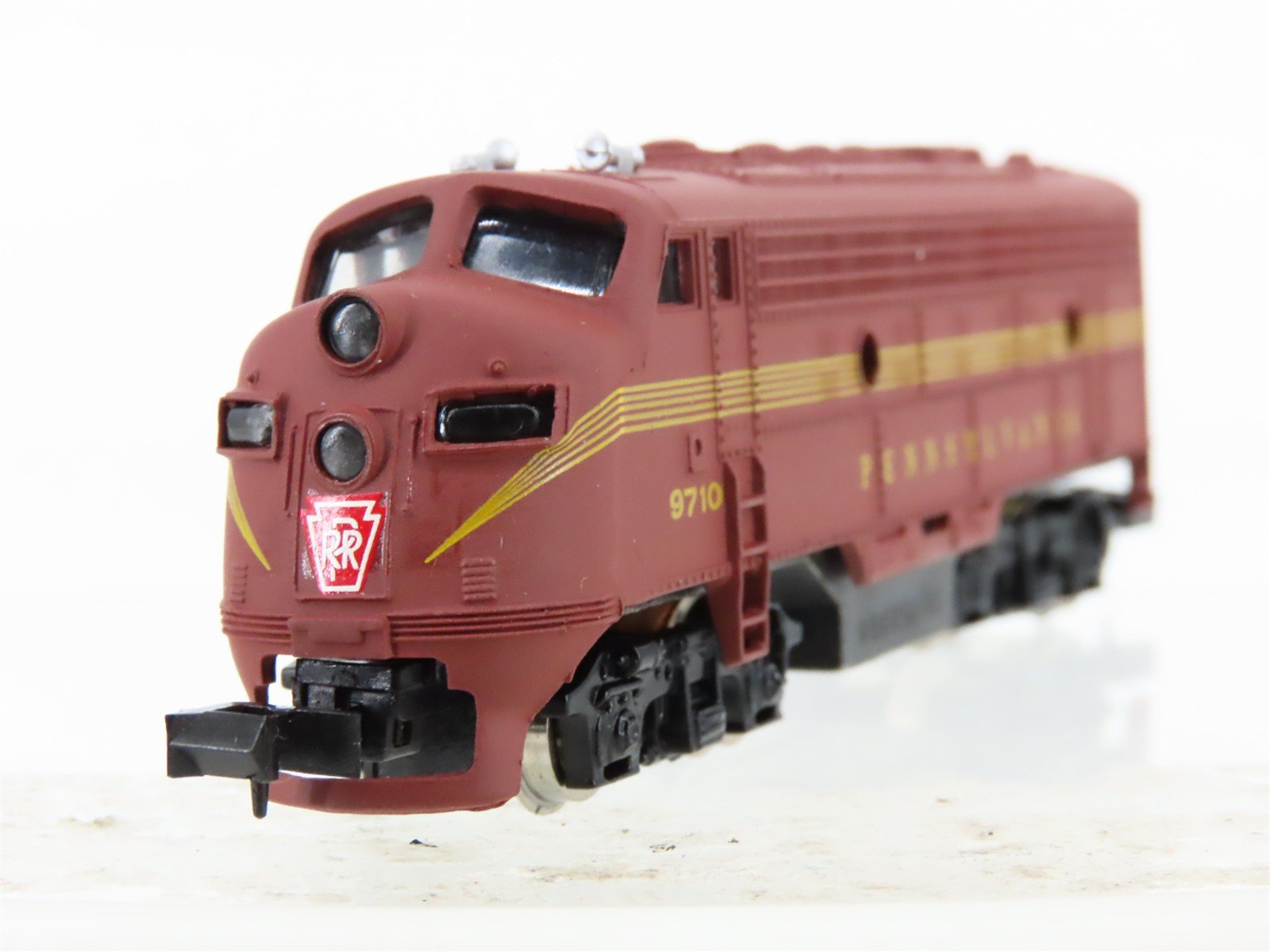 N Scale Bachmann PRR Pennsylvania F7A Diesel Locomotive #9710 w/ Caboose