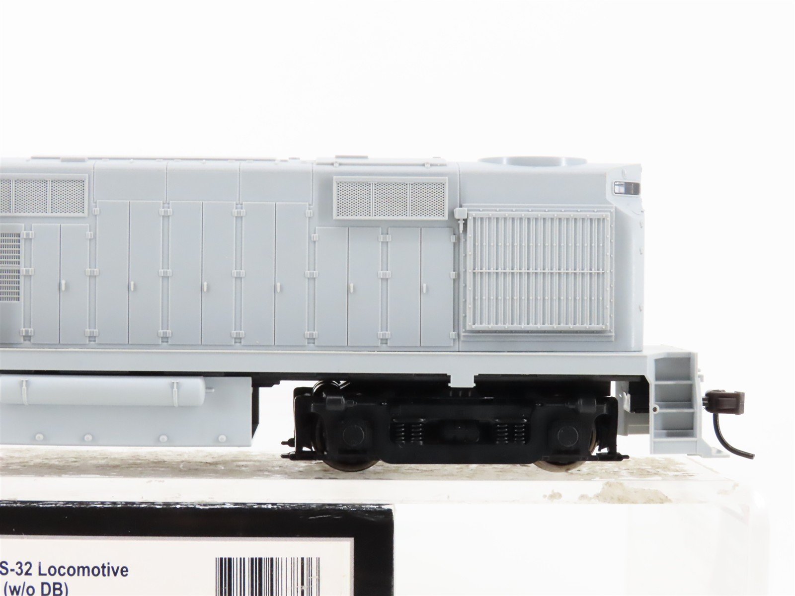 HO Scale Atlas Trainman 8380 Undecorated RS-32 Diesel Locomotive