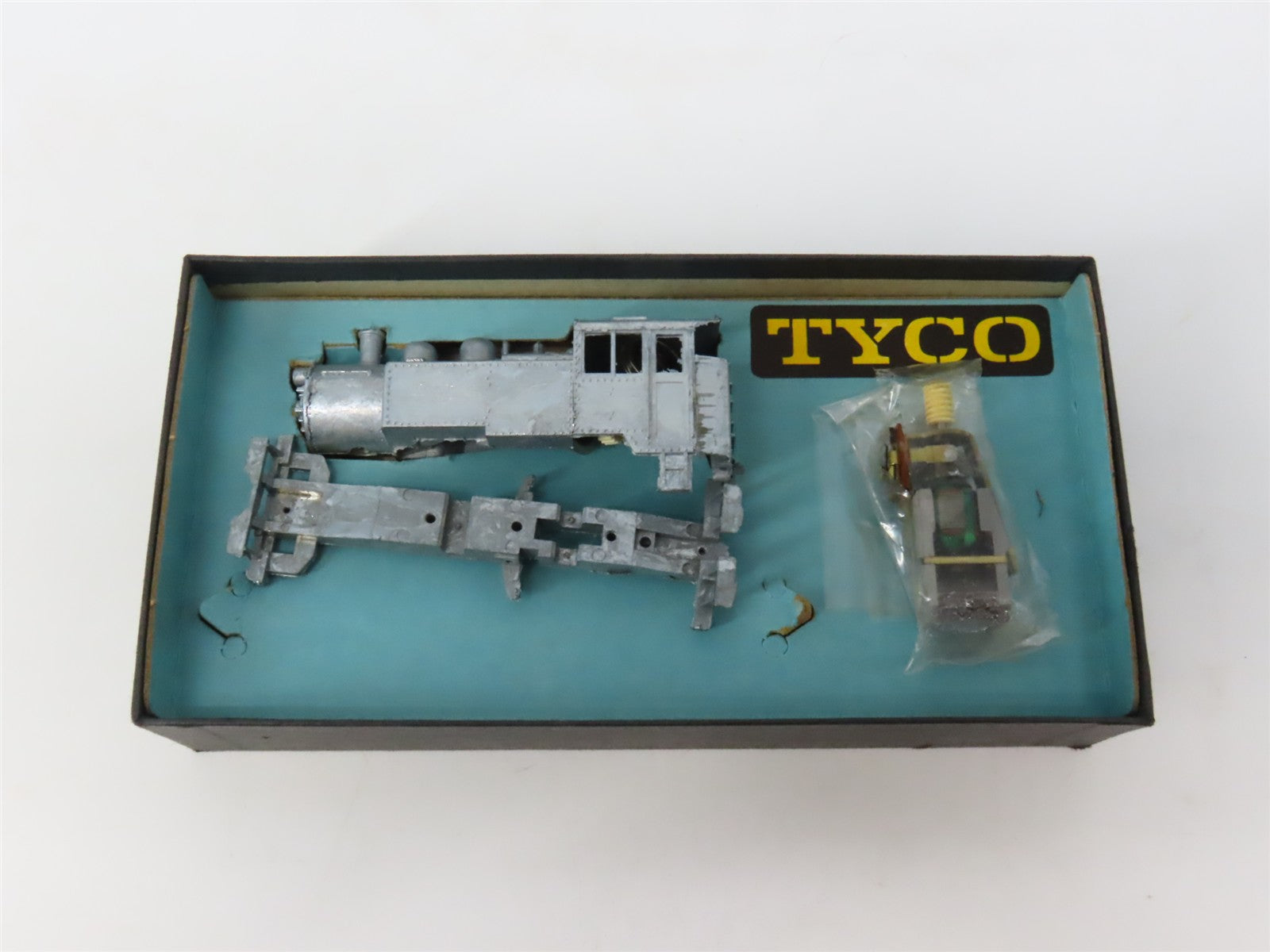 HO Scale Tyco 213-1000 Undecorated Booster 7701 Steam Locomotive Kit