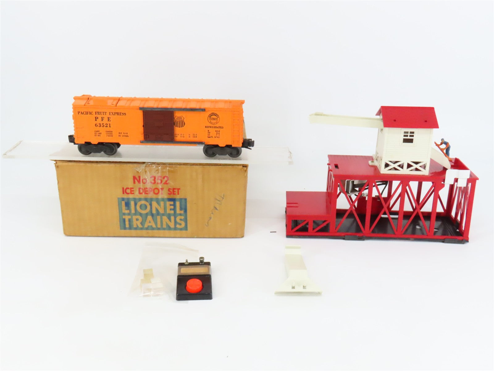 O Scale Lionel 352 Operating Ice Depot w/PFE Reefer Car