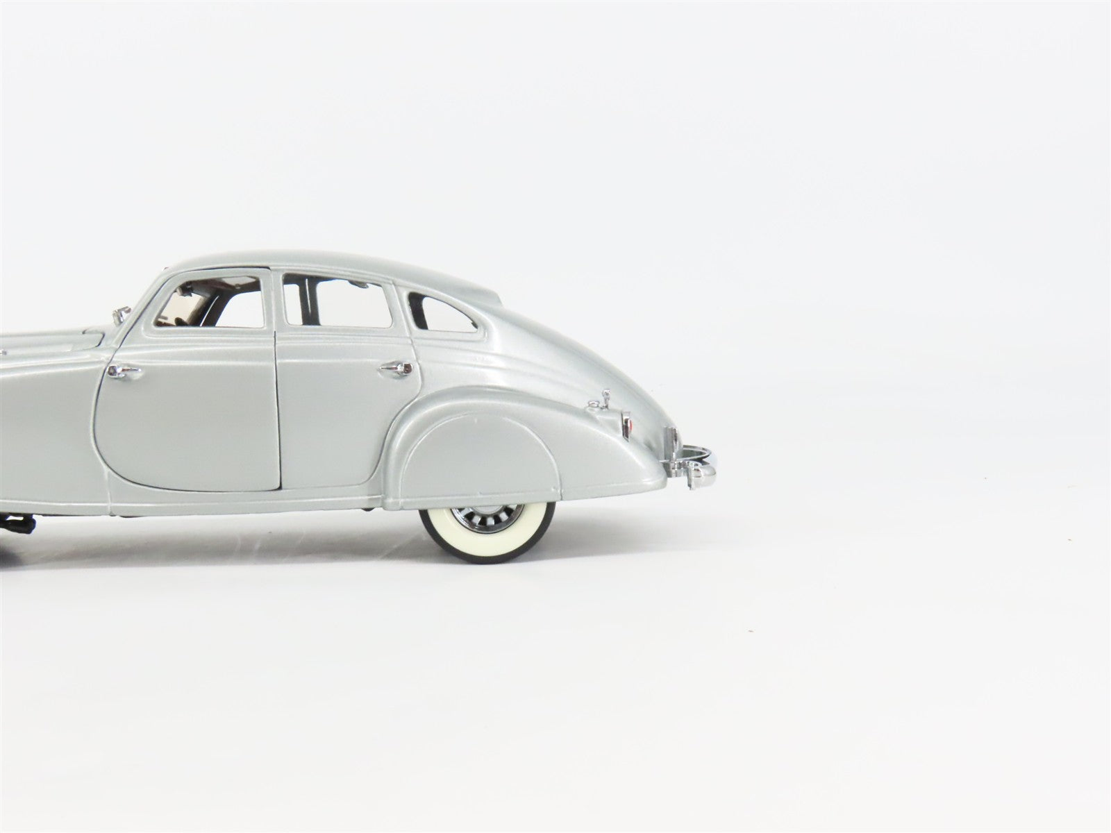 1:24 Scale Danbury Mint Die-Cast 1933 Pierce Silver Arrow