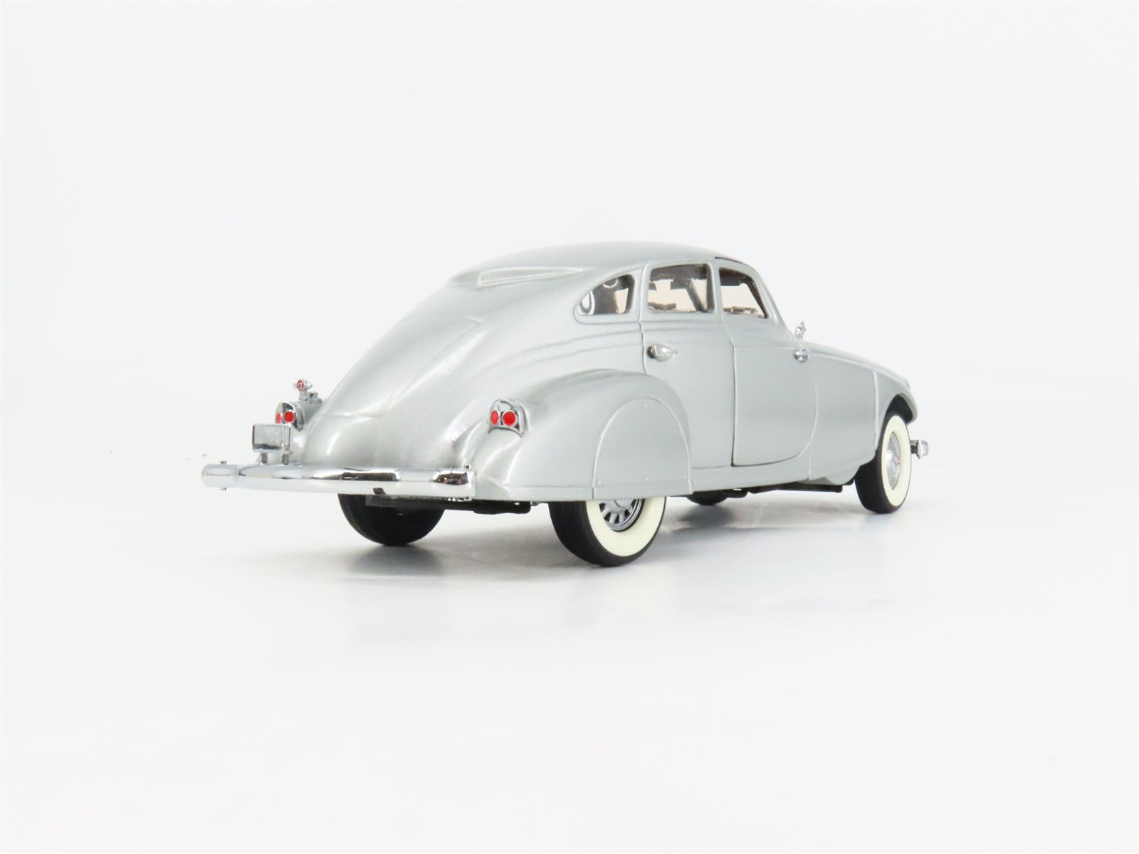 1:24 Scale Danbury Mint Die-Cast 1933 Pierce Silver Arrow