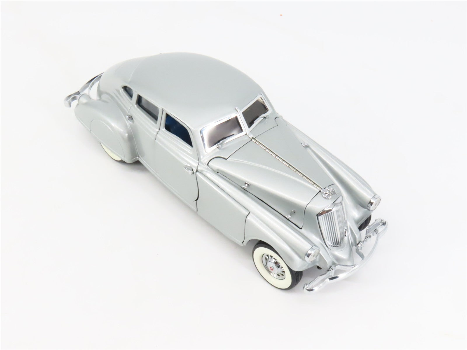 1:24 Scale Danbury Mint Die-Cast 1933 Pierce Silver Arrow