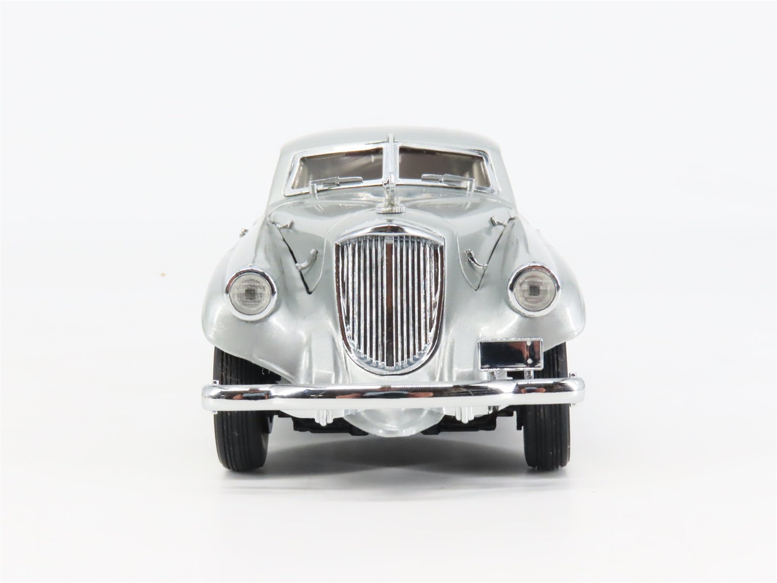 1:24 Scale Danbury Mint Die-Cast 1933 Pierce Silver Arrow