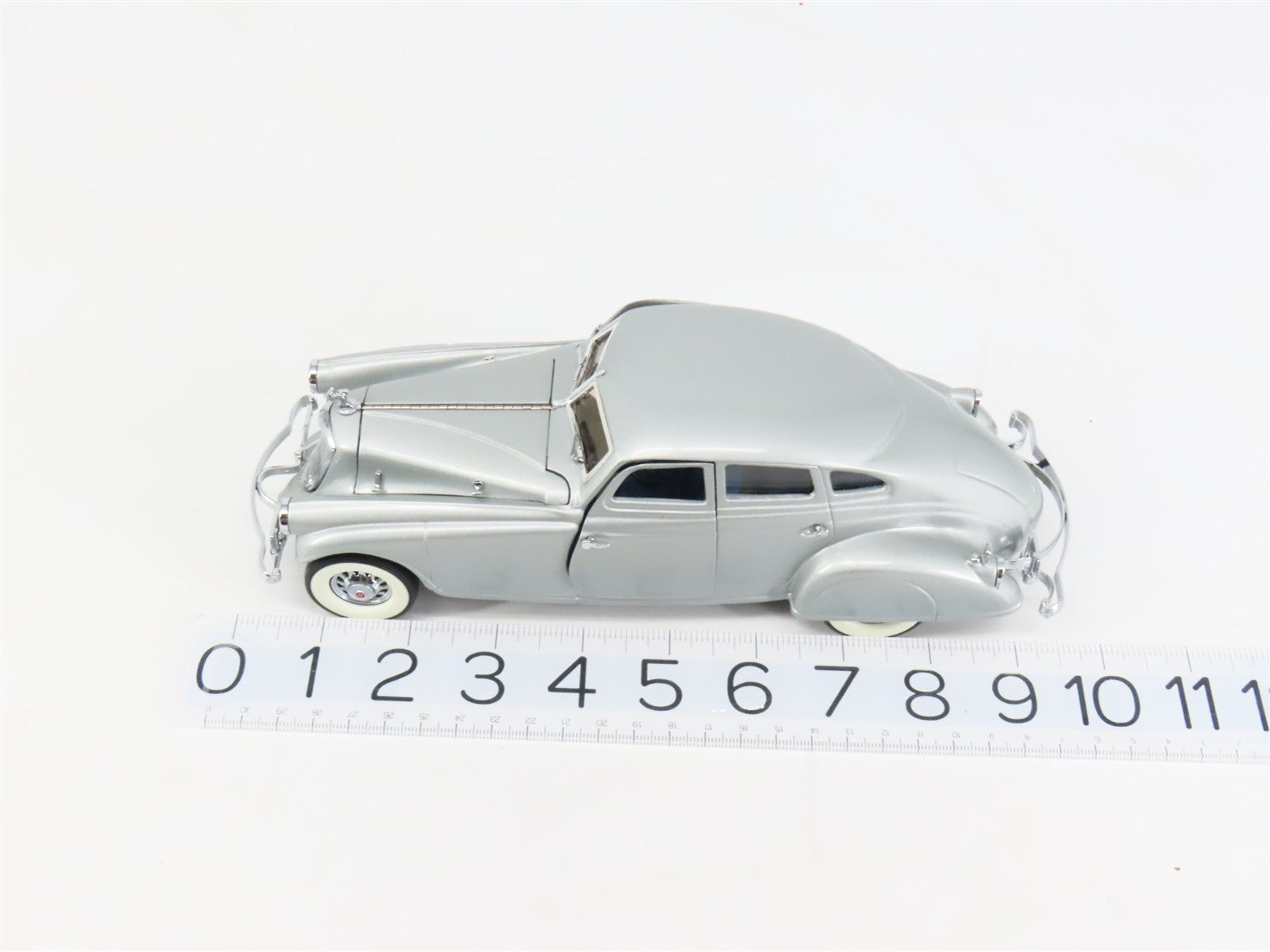 1:24 Scale Danbury Mint Die-Cast 1933 Pierce Silver Arrow