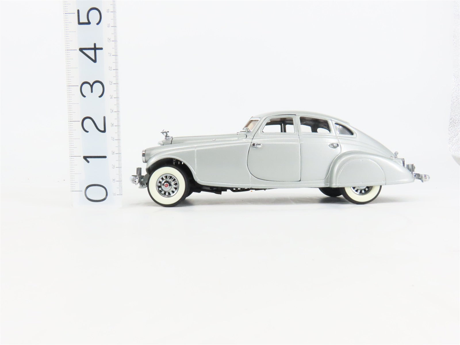 1:24 Scale Danbury Mint Die-Cast 1933 Pierce Silver Arrow
