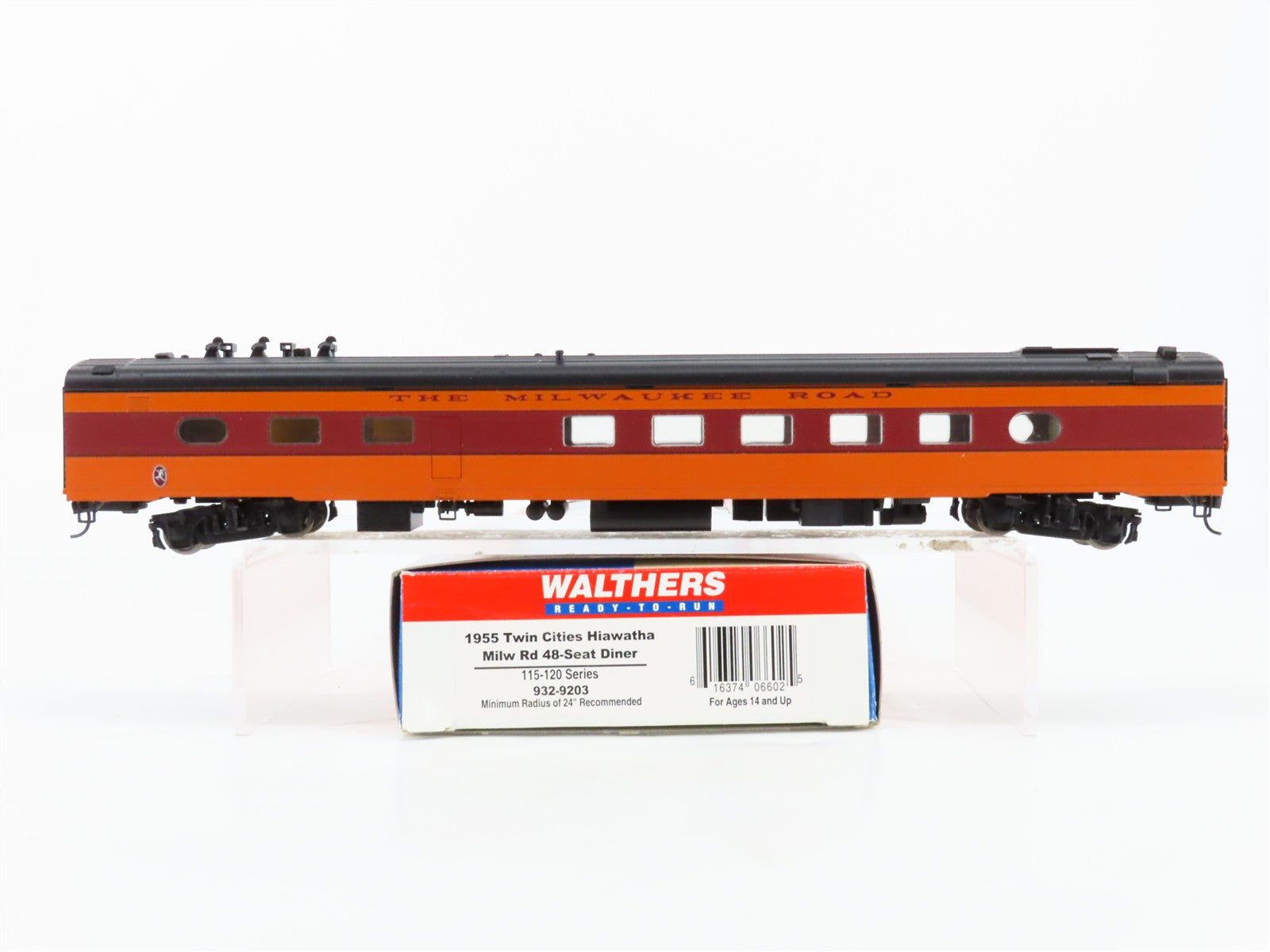 HO Scale Walthers 932-9203 MILW Milwaukee Road Hiawatha 48-Seat Diner Passenger