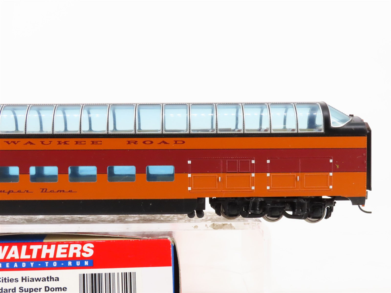HO Scale Walthers 932-9207 MILW Milwaukee Road Hiawatha Super Dome Passenger Car
